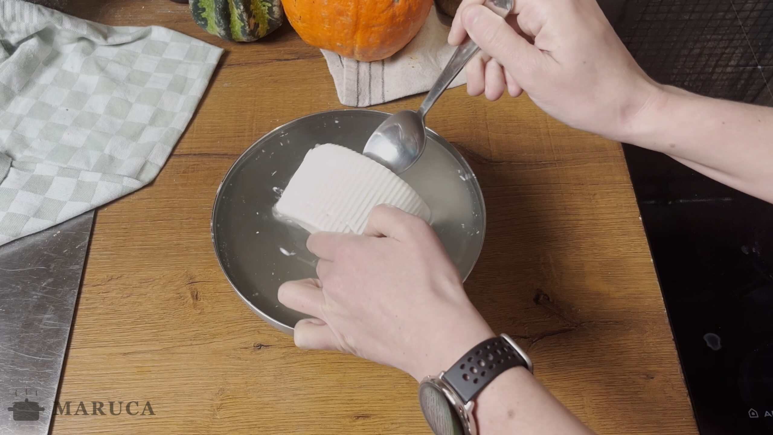 Queso con ajo cortado