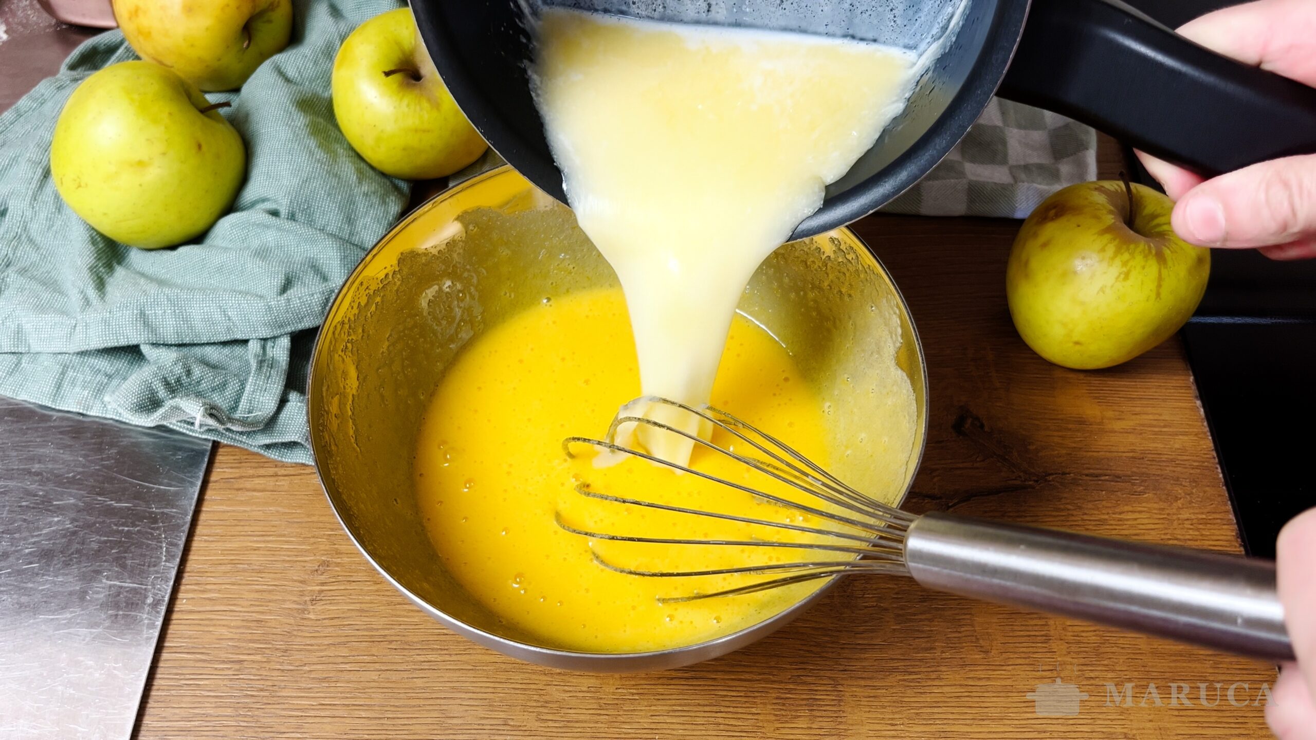 Torta de manzana - mezcla de huevos y azúcar