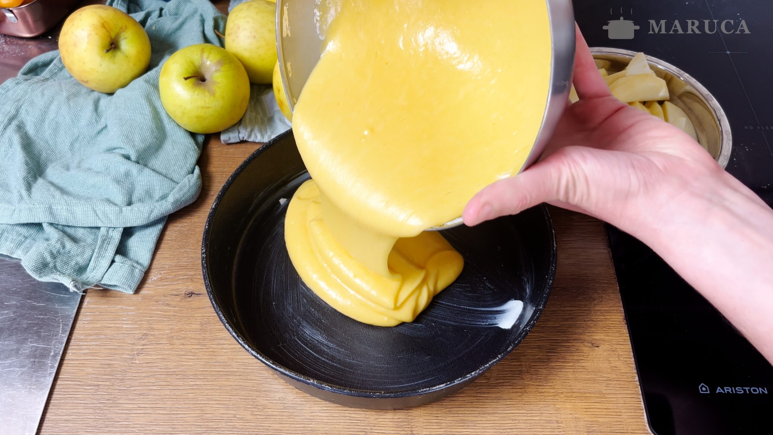 Torta de manzana en el horno