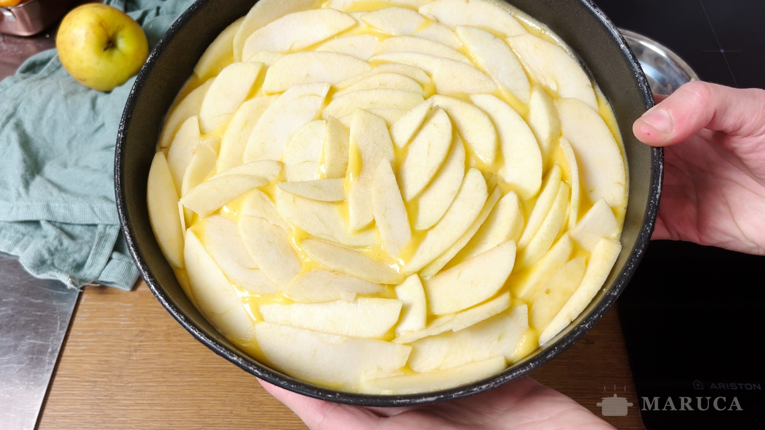 Torta de manzana recién salida del horno