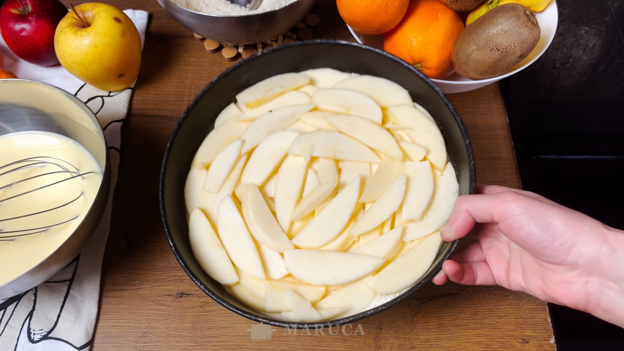Torta de manzana en el horno