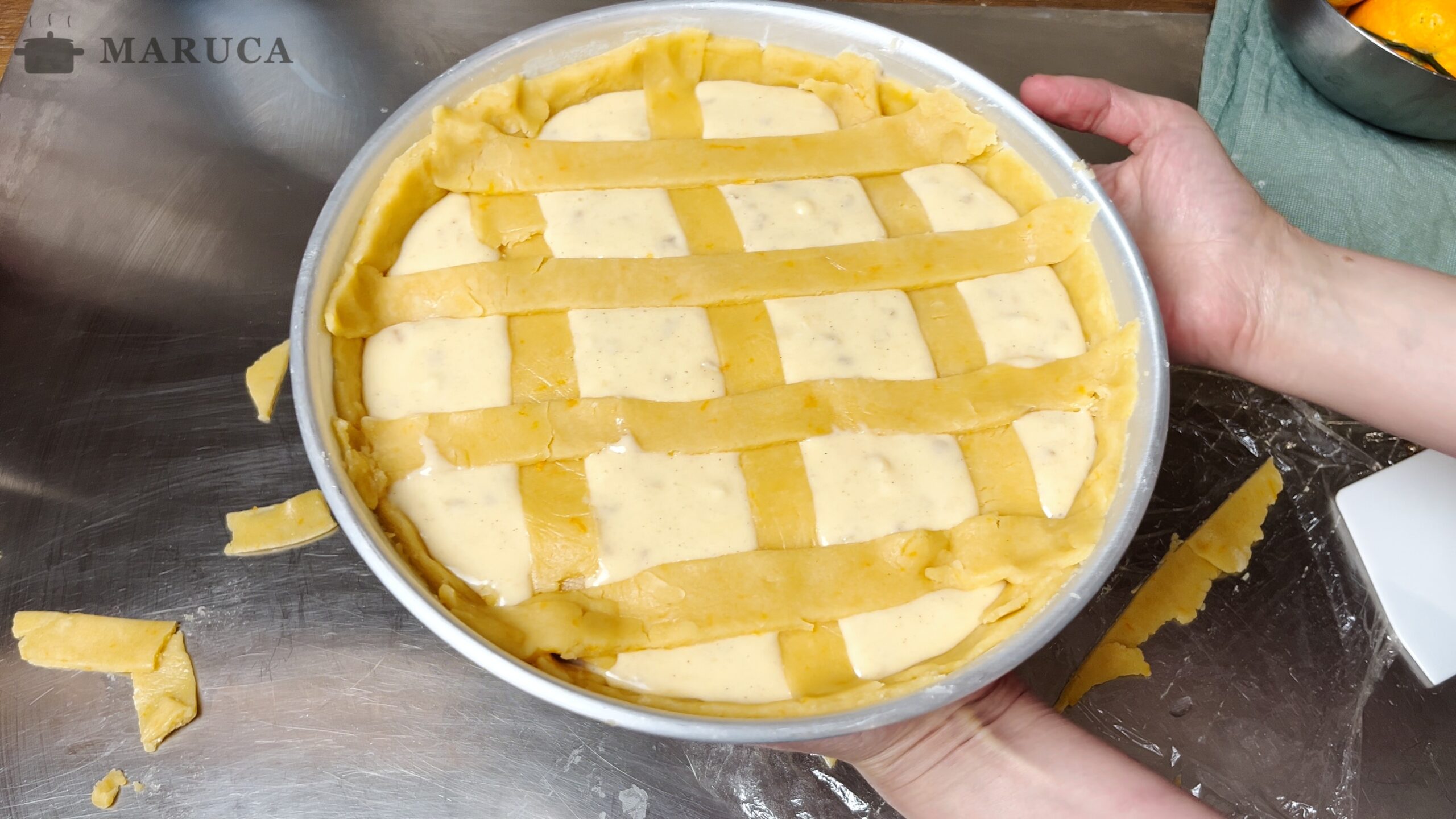 Pastiera napoletana - las siete tiras de masa sobre el relleno