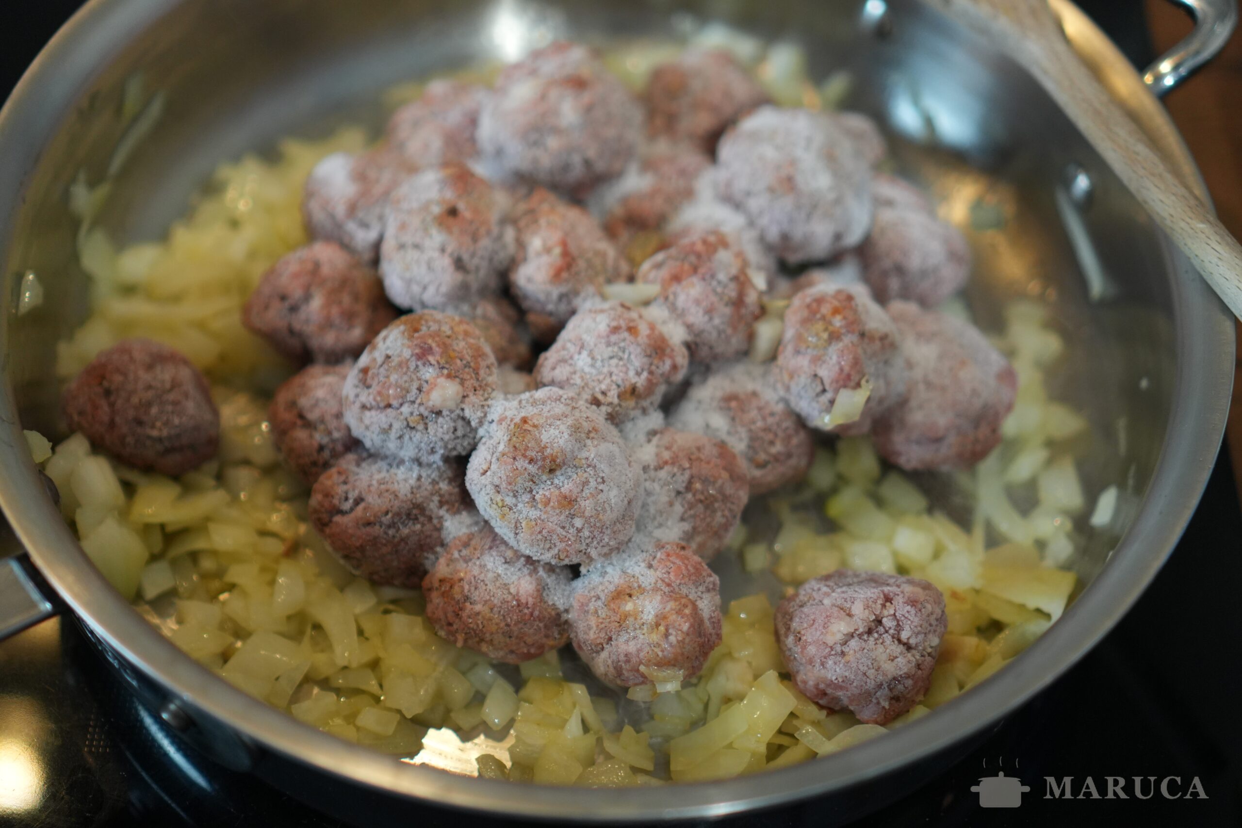 Albóndigas congeladas en la olla con cebolla