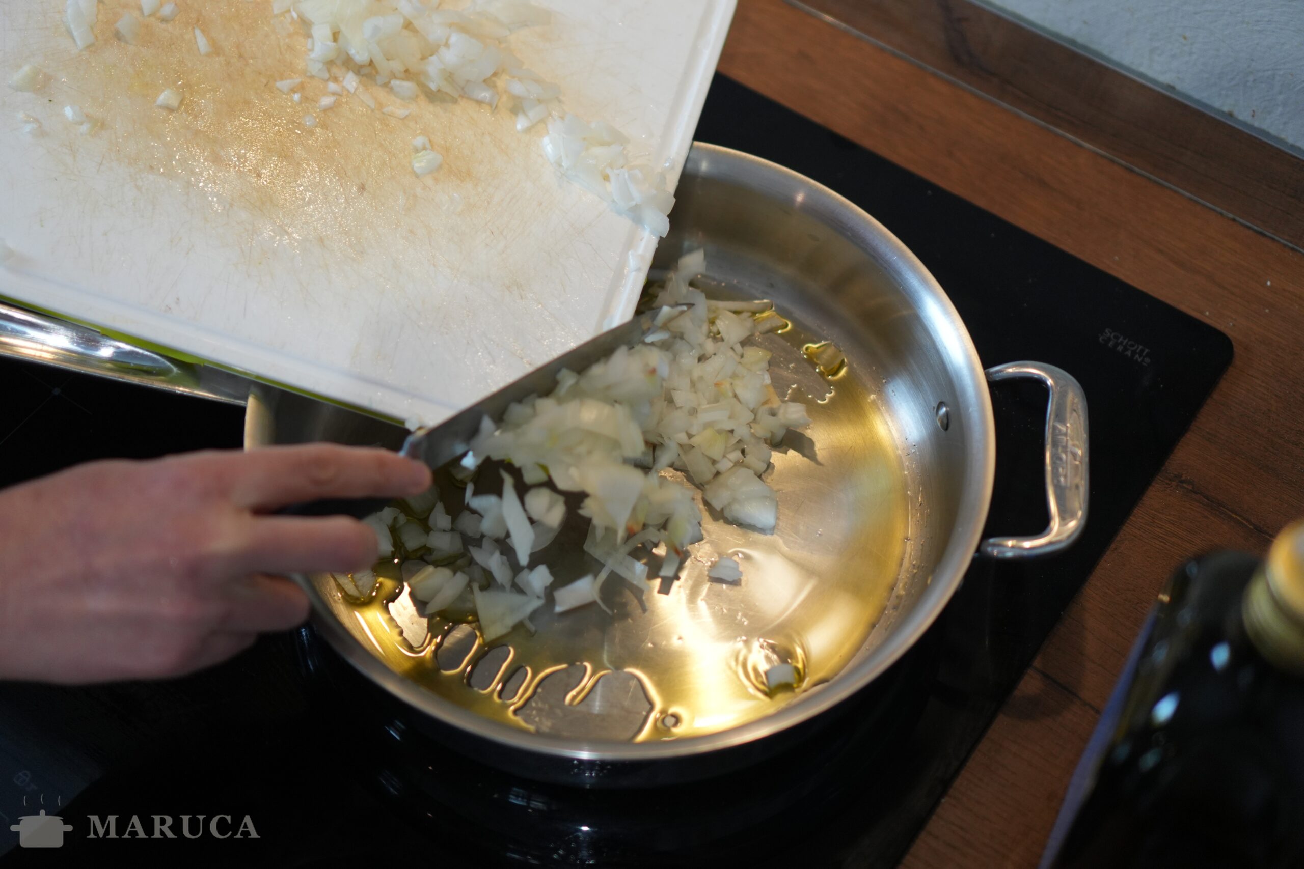 Cebolla sofriendo para el tuco de albóndigas