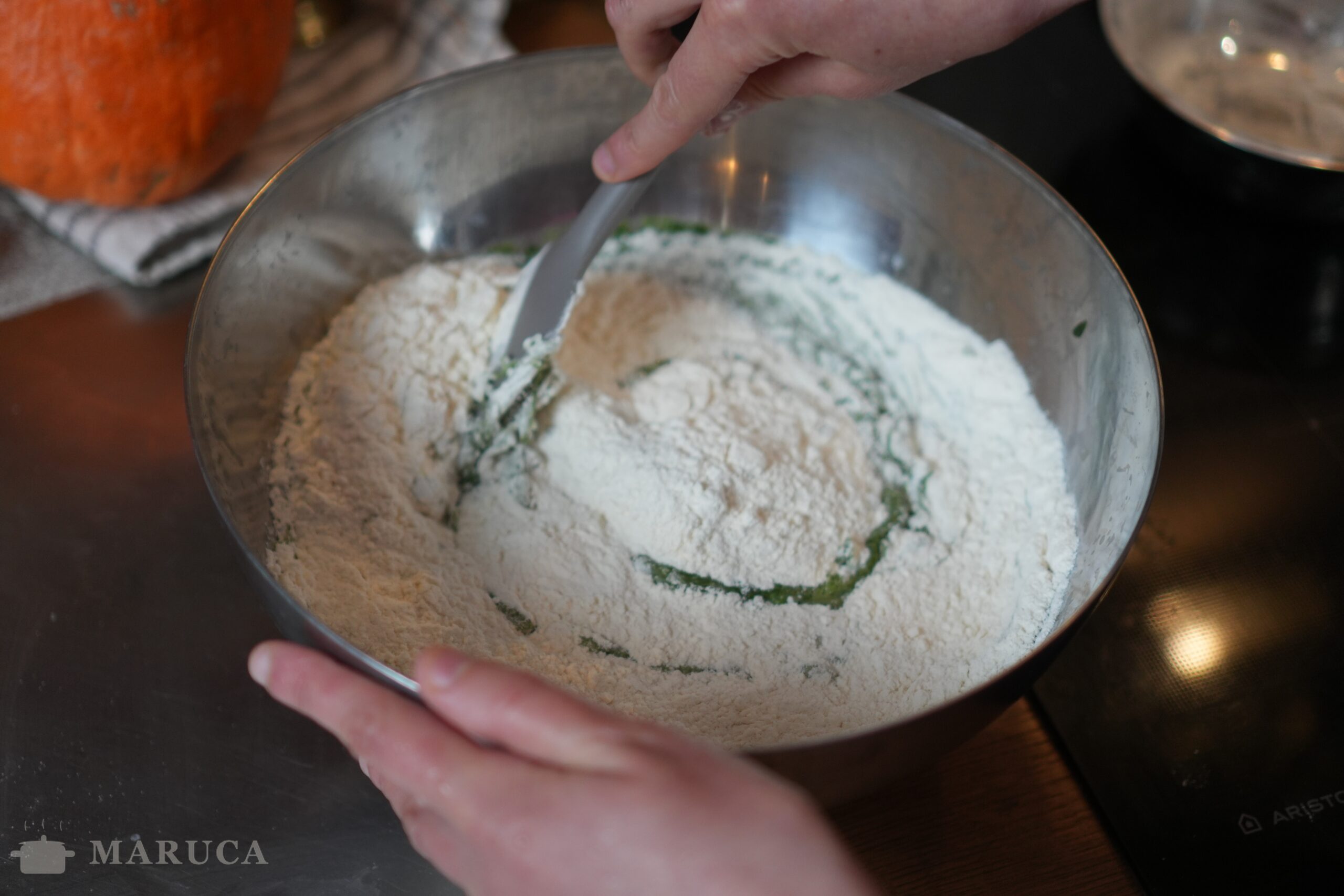 Agregando harina a la mezcla de espinaca para spätzle
