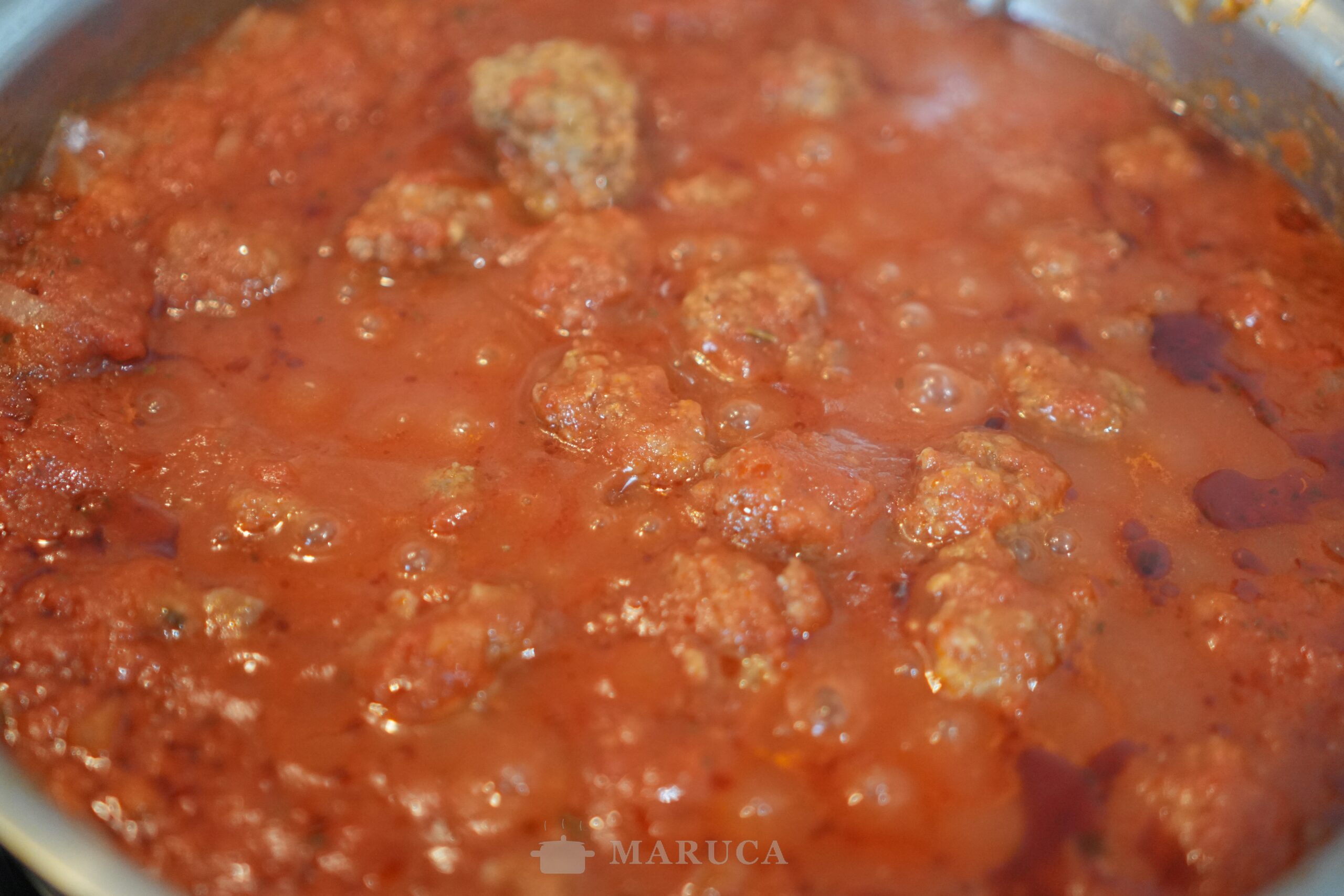 Albóndigas al tuco listas — brillantes y napeadas