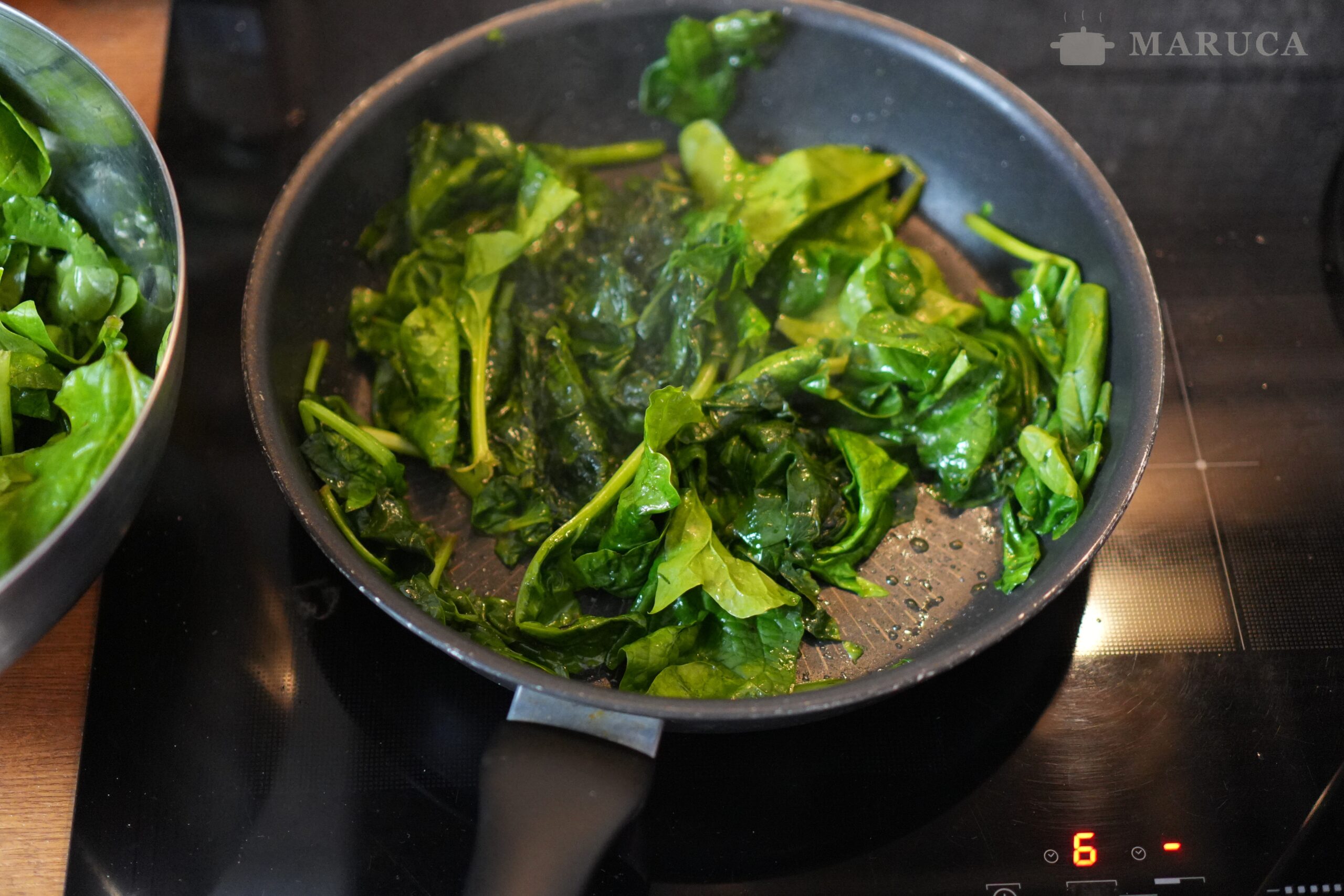 Cocinando espinaca para spätzle verdes
