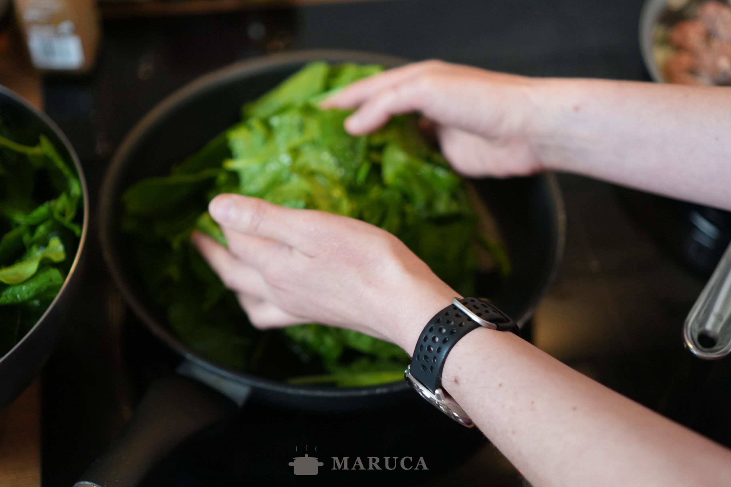 Cocinando espinaca para spätzle verdes