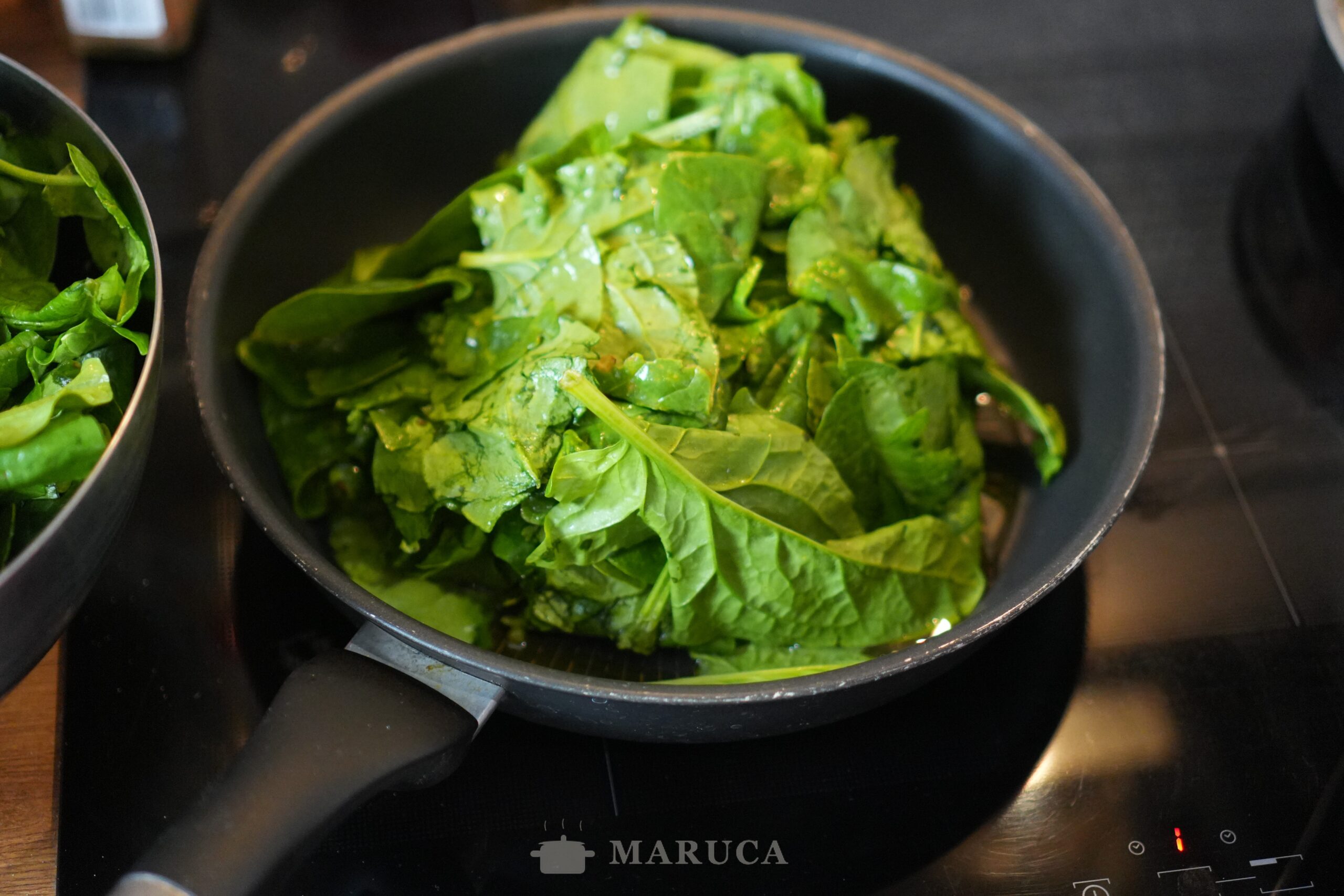 Cocinando espinaca para spätzle verdes