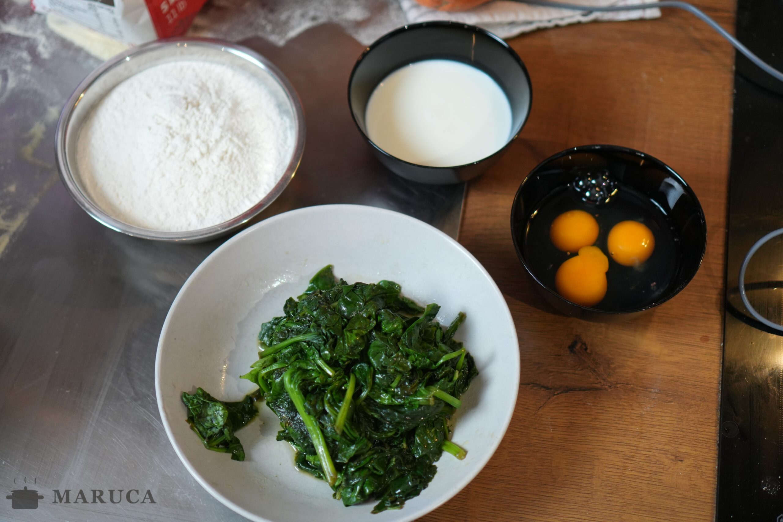 Ingredientes para spätzle de espinaca: harina, huevos, leche, espinaca
