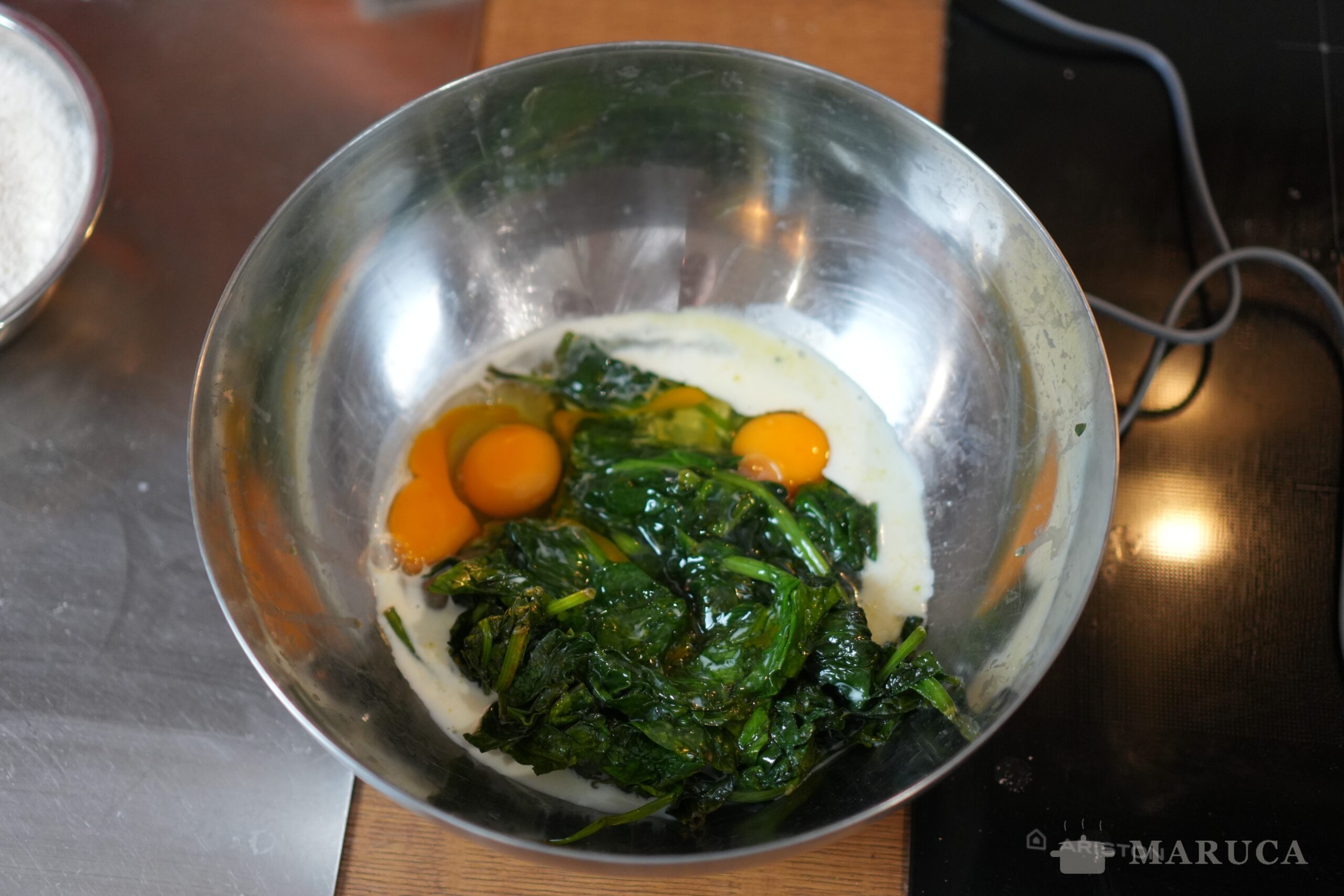 Mixeando espinaca con huevos y leche para la masa de spätzle