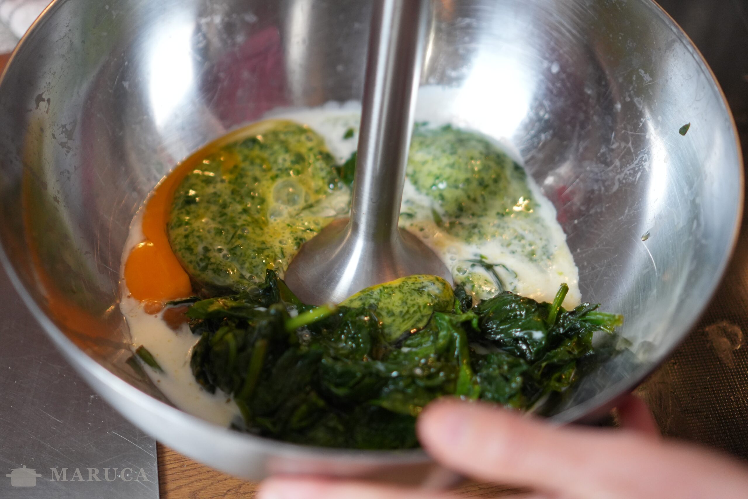 Mixeando espinaca con huevos y leche para la masa de spätzle