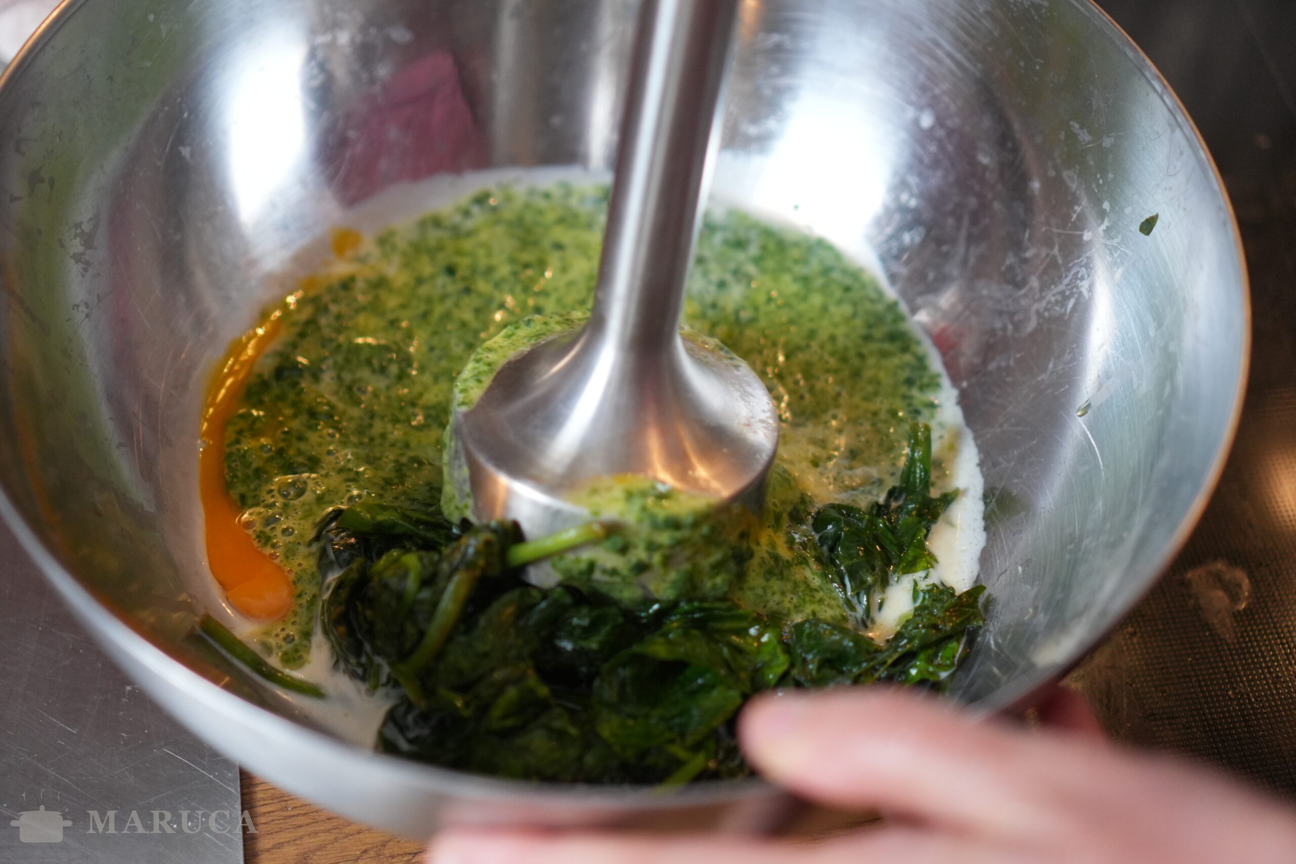 Mixeando espinaca con huevos y leche para la masa de spätzle