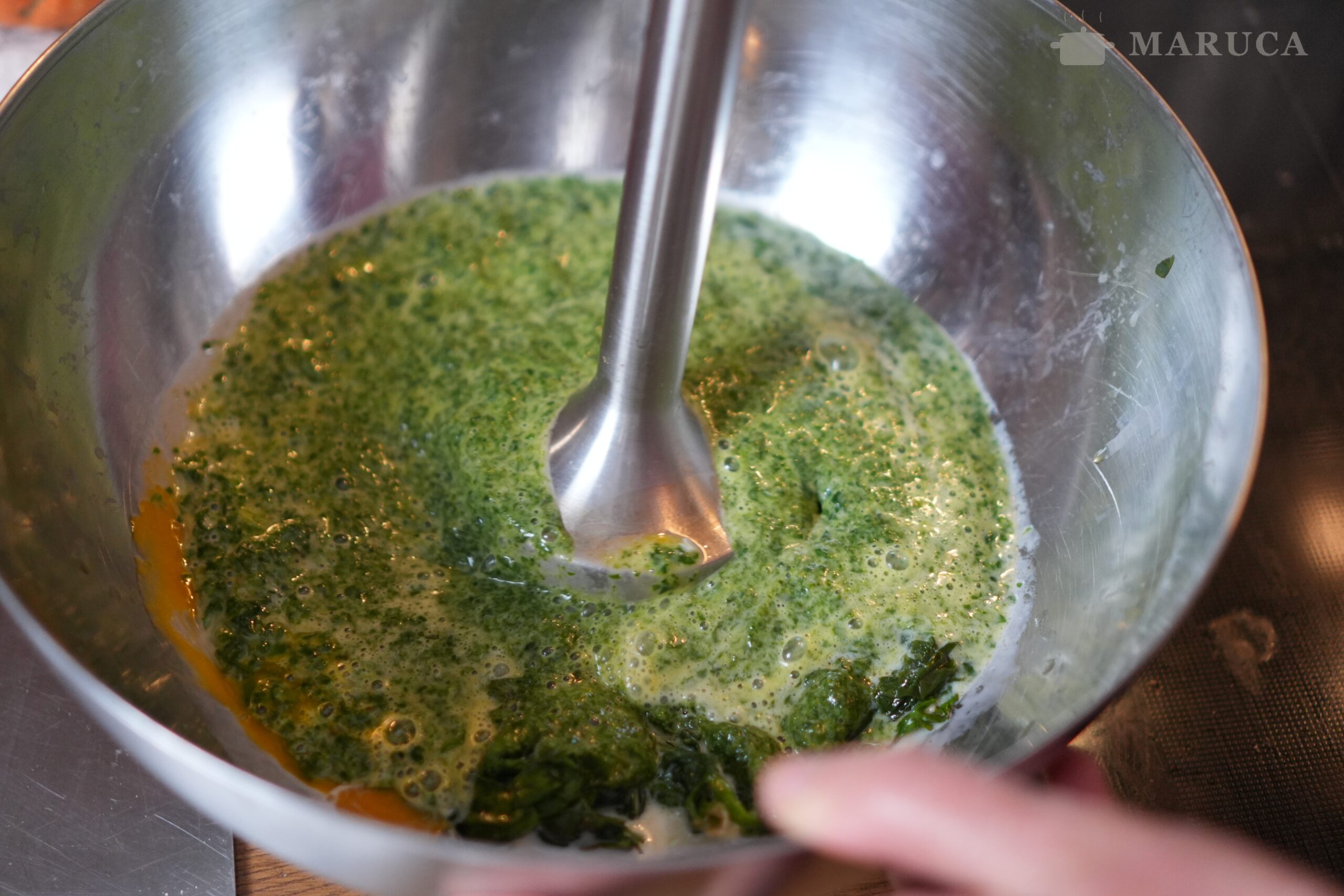 Mixeando espinaca con huevos y leche para la masa de spätzle