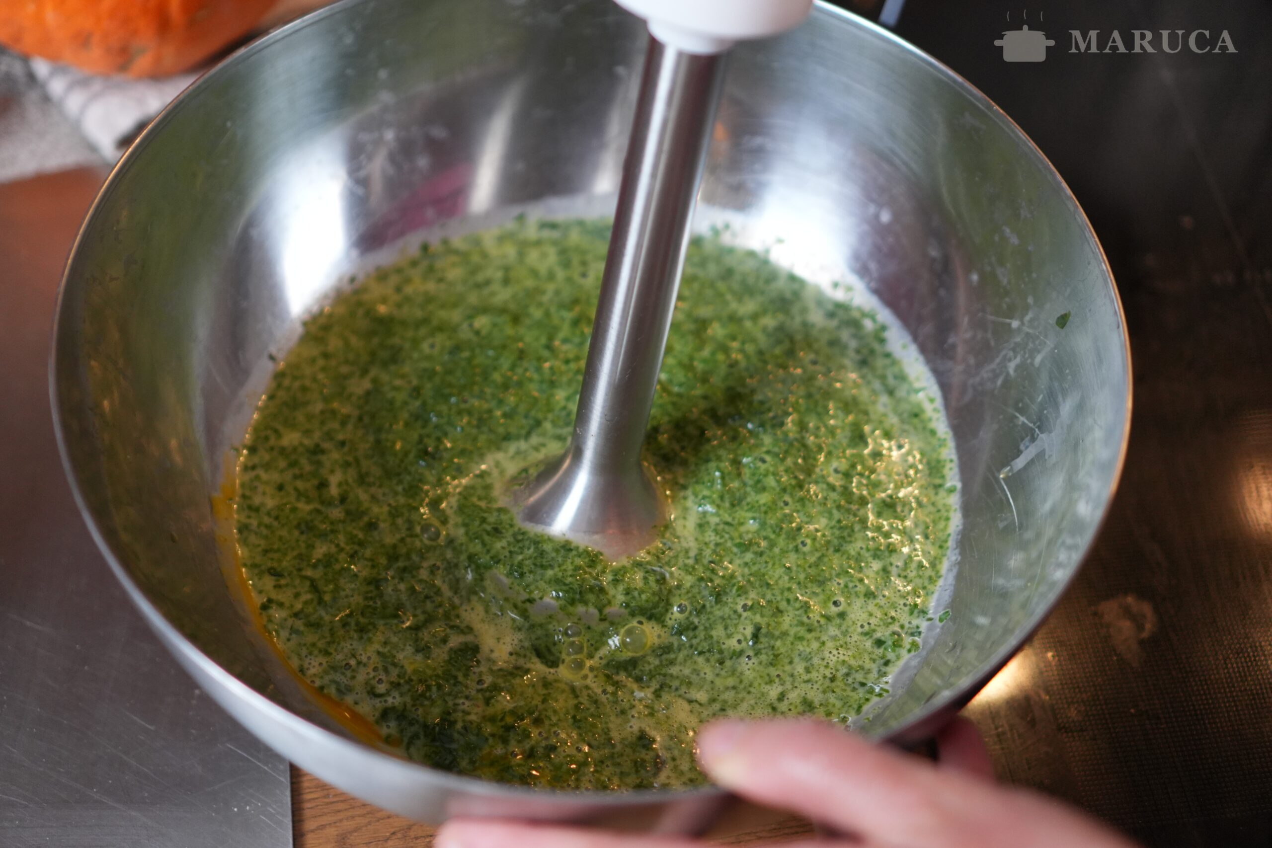 Mixeando espinaca con huevos y leche para la masa de spätzle
