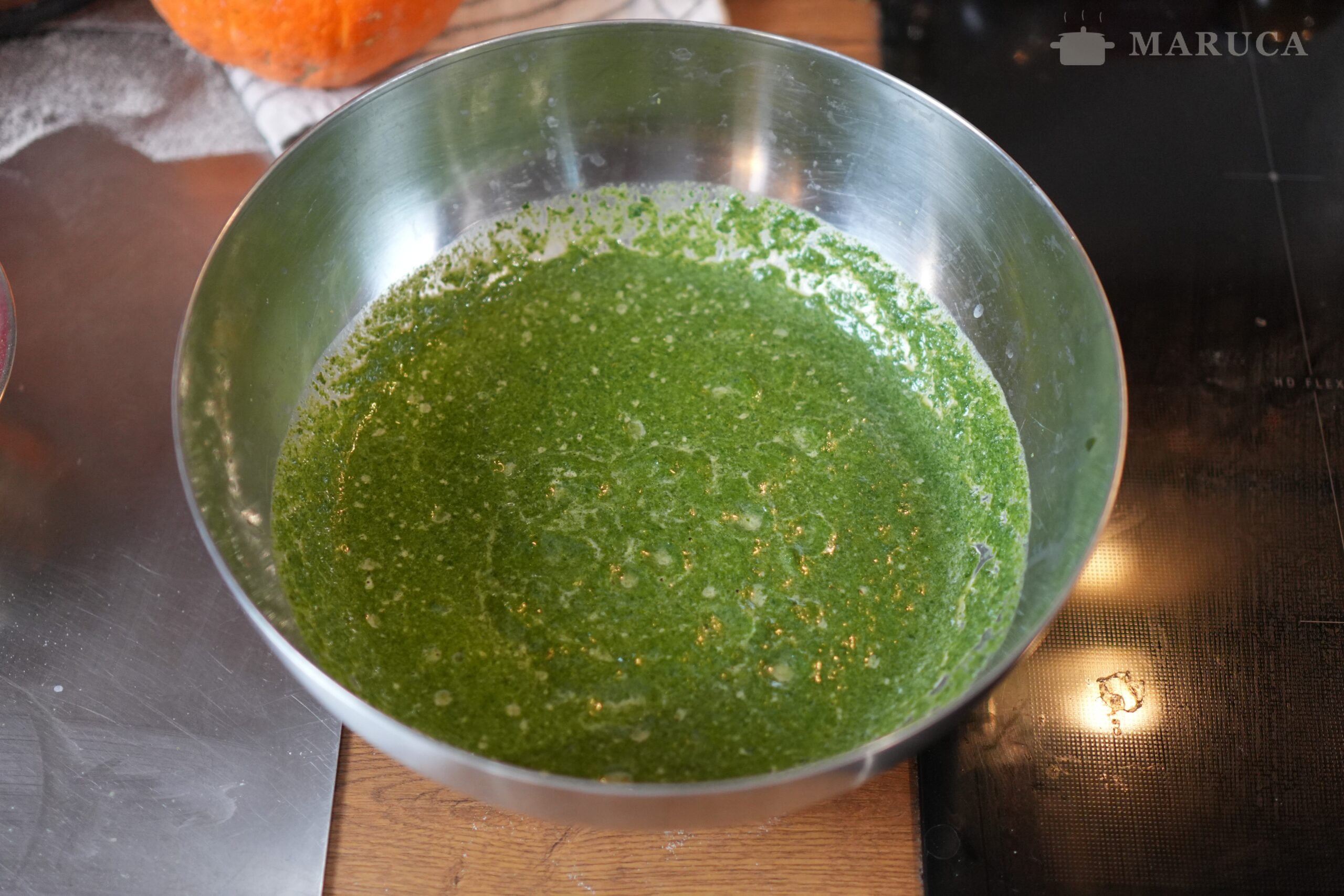 Mixeando espinaca con huevos y leche para la masa de spätzle