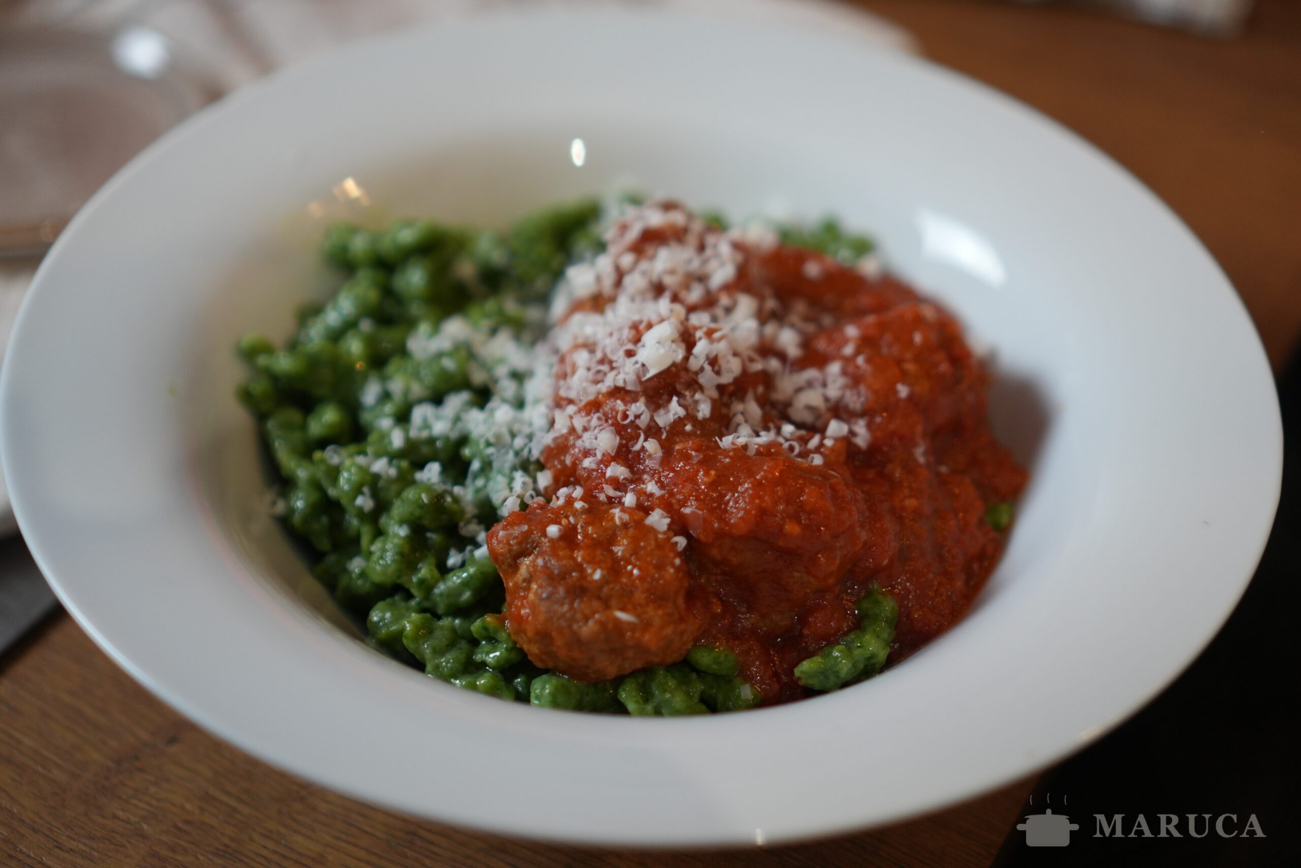 Spätzle de espinaca con albóndigas con salsa y ricotta salata casera