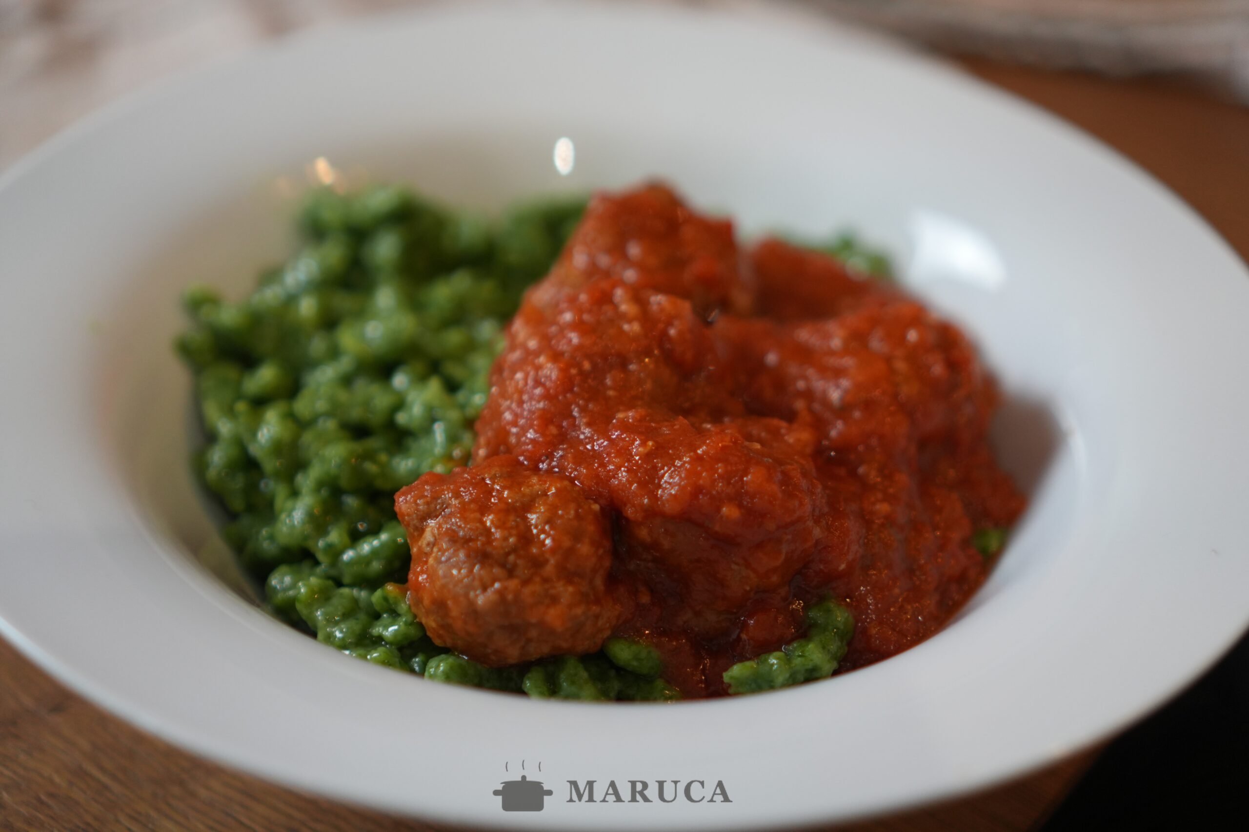 Armando el plato de spätzle con albóndigas al tuco