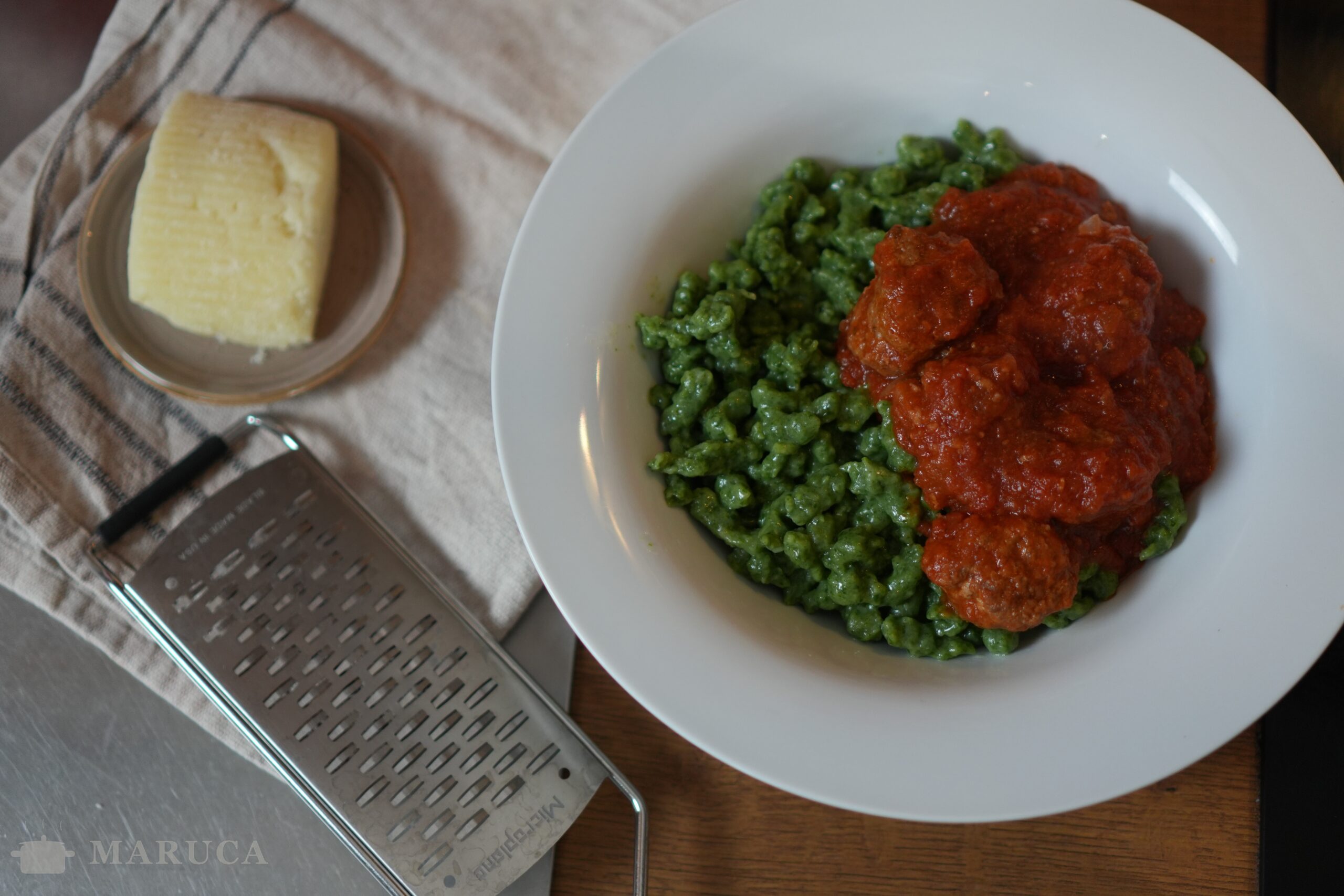 Armando el plato de spätzle con albóndigas al tuco