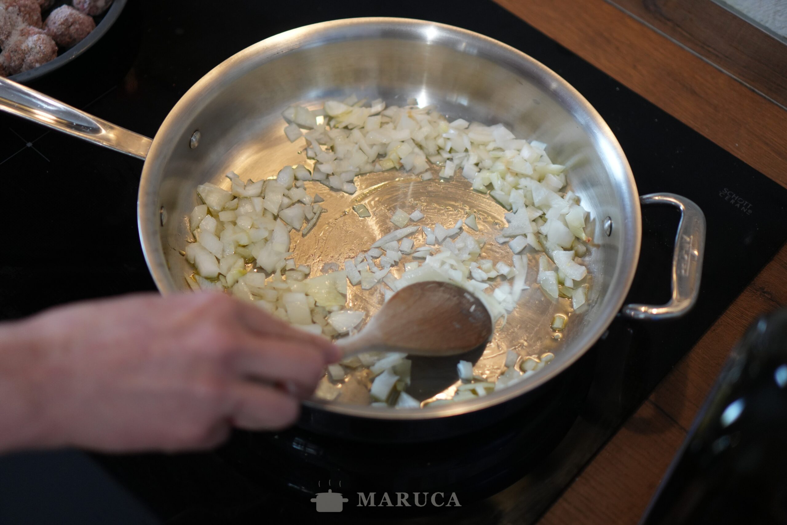 Cebolla sofriendo para el tuco de albóndigas