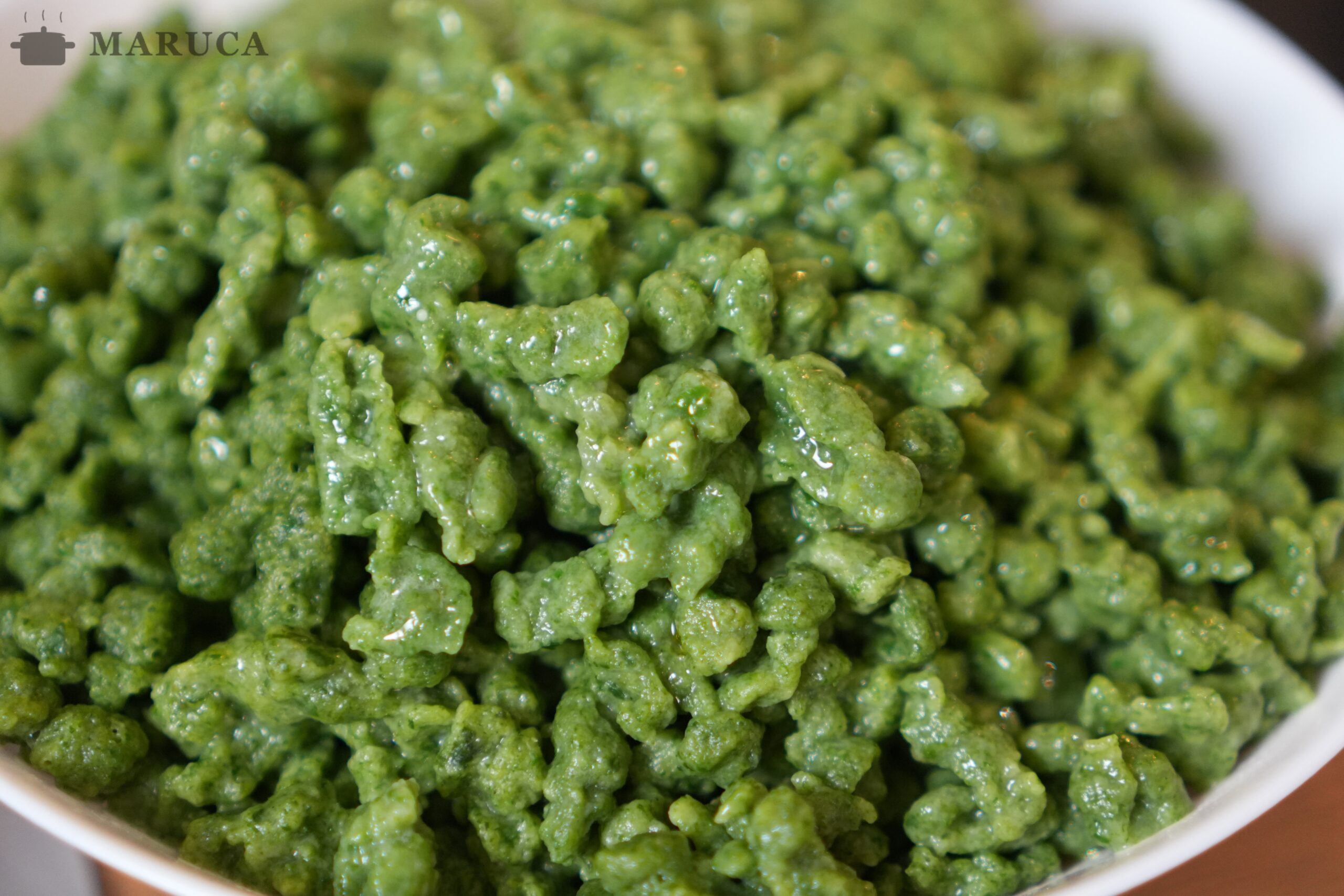 Spätzle de espinaca listos — verdes, tiernos y perfectos