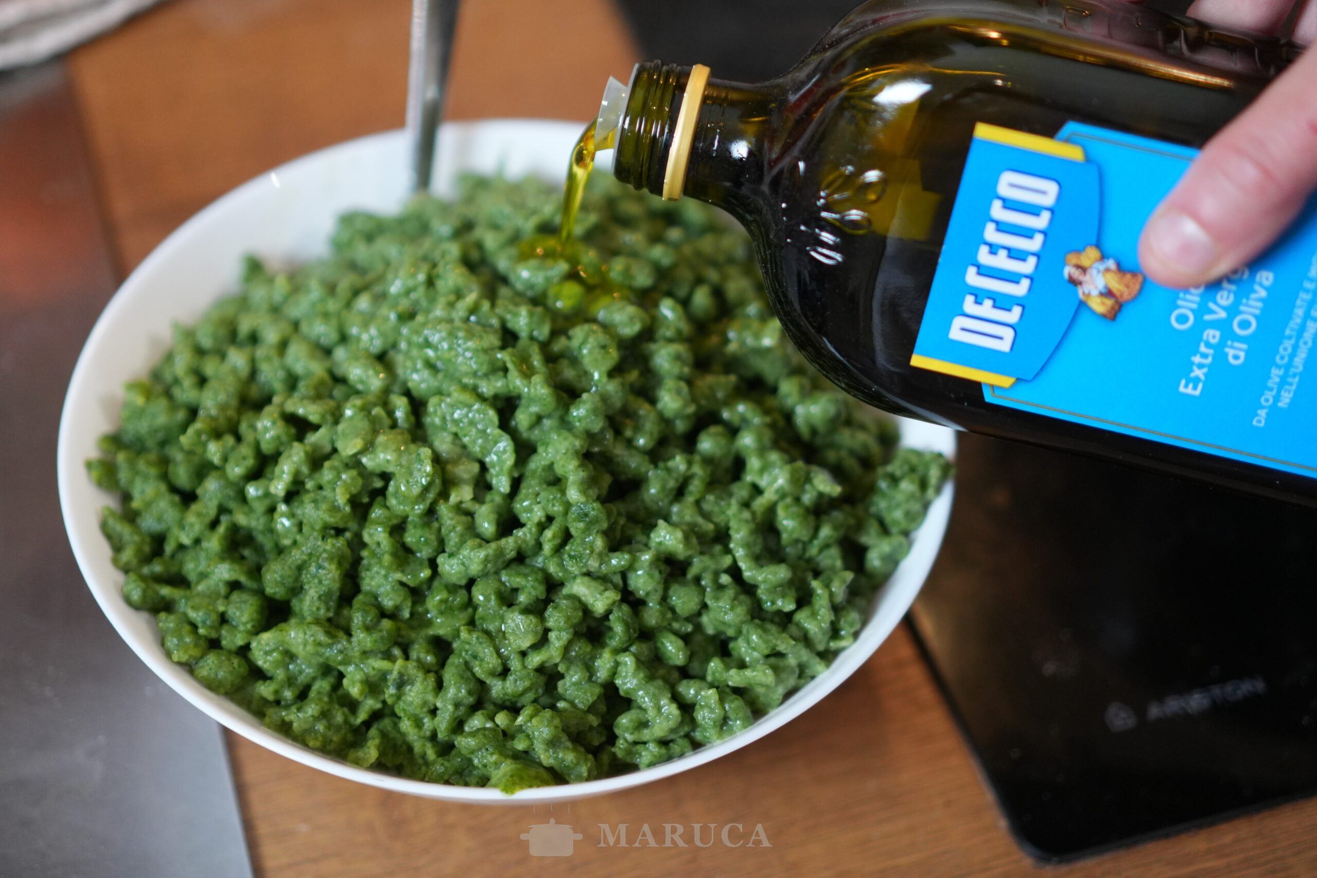 Spätzle de espinaca listos — verdes, tiernos y perfectos