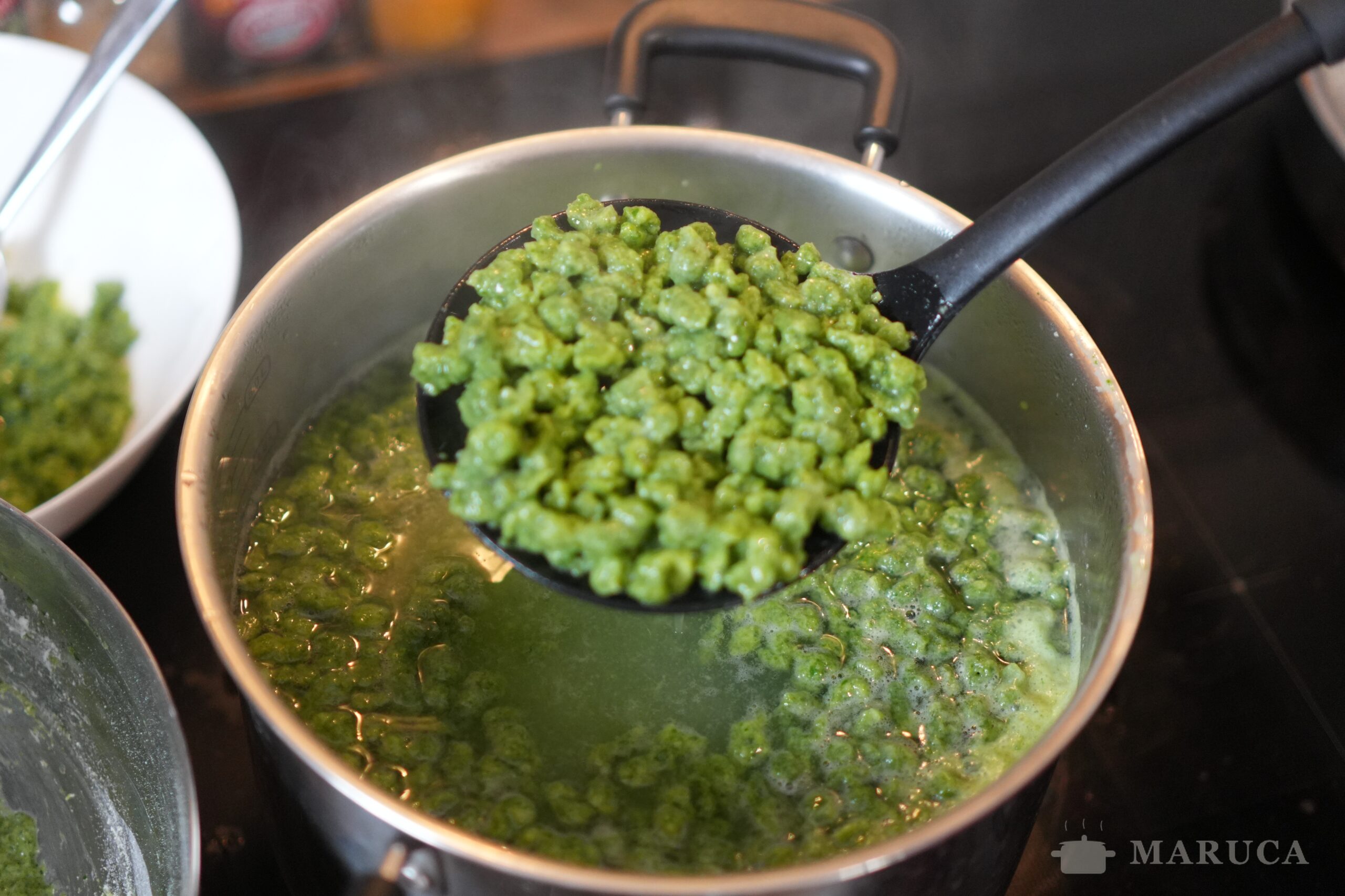 Spätzle de espinaca listos — verdes, tiernos y perfectos