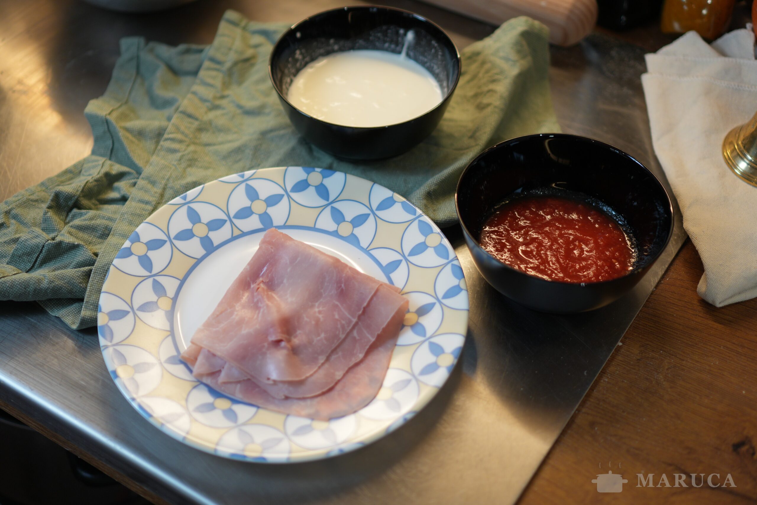 Pasta al Baffo: Receta Italiana con Jamón y Salsa de Tomate