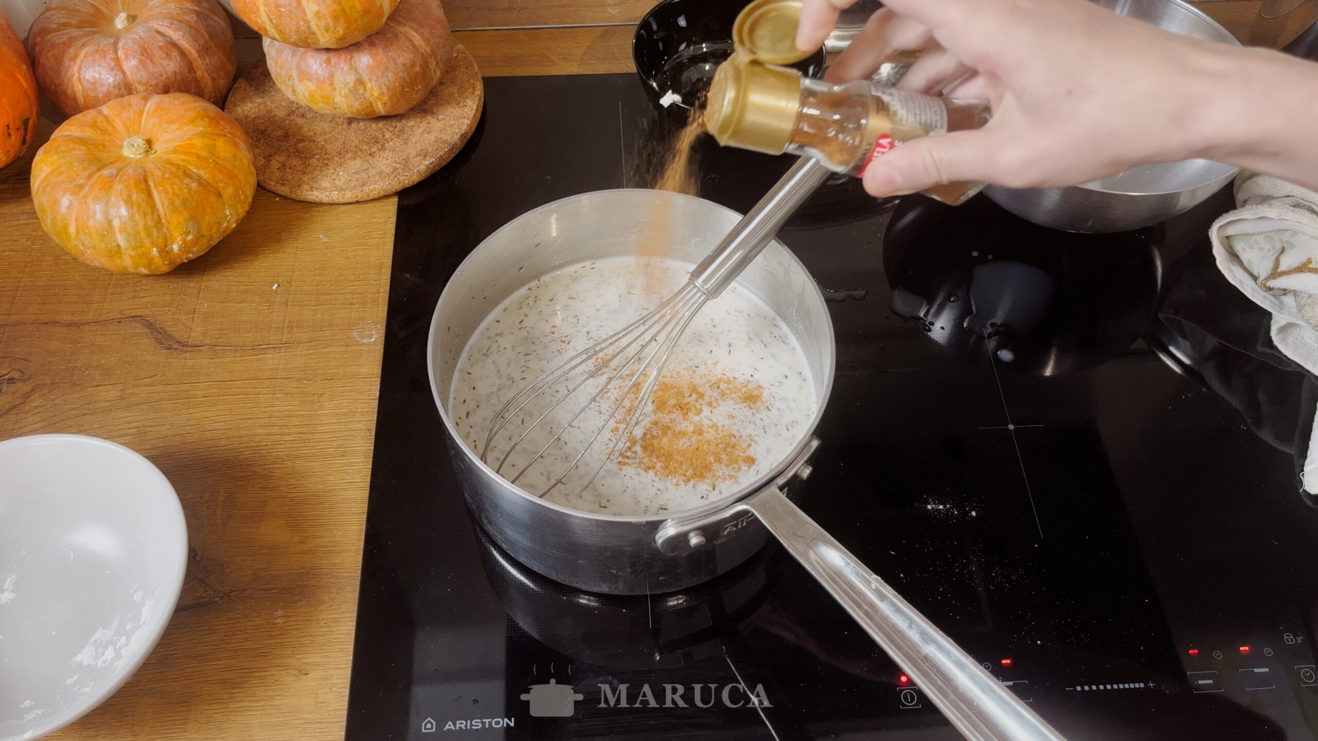 Condimentando la salsa blanca