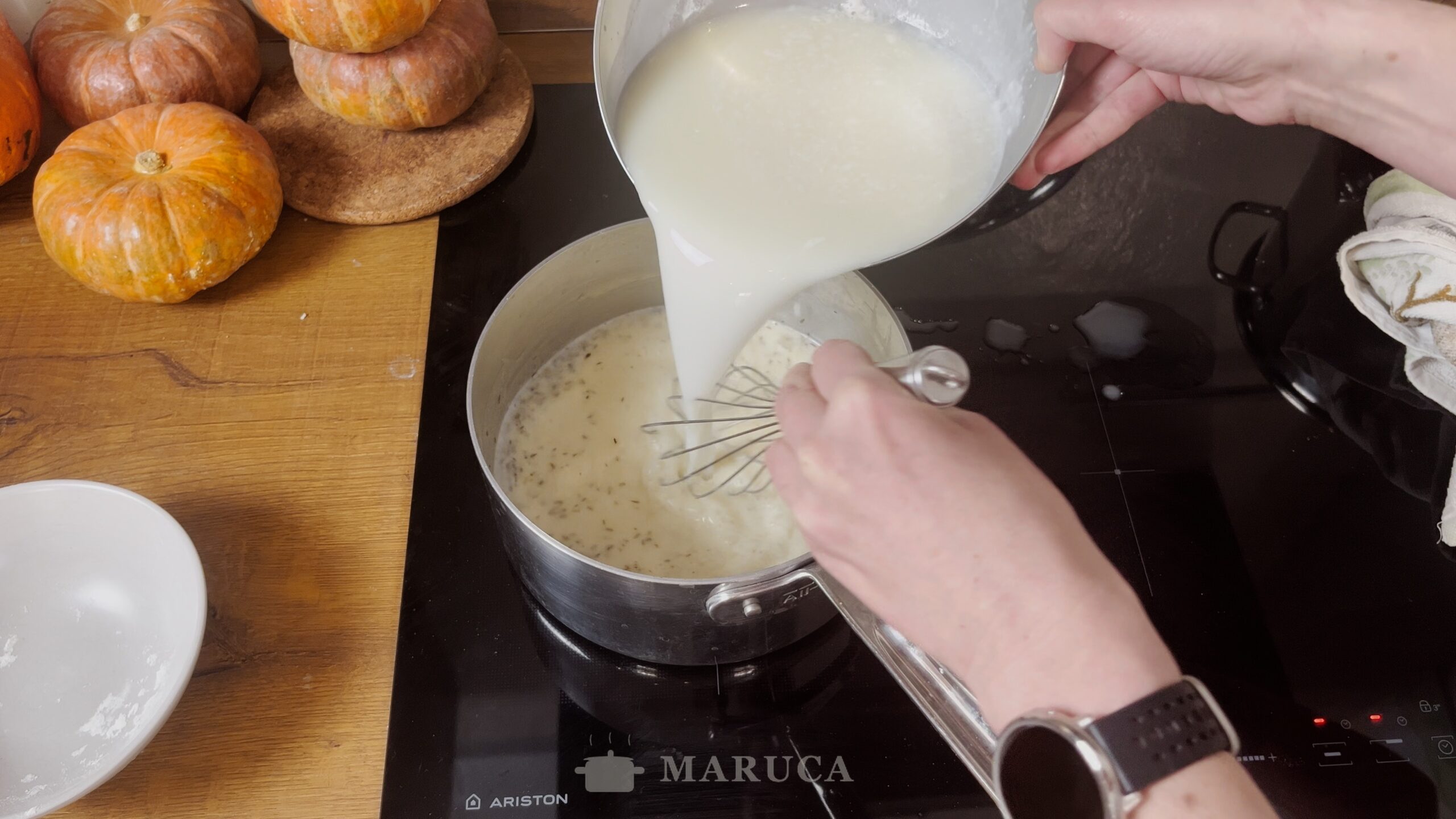 Agregando suero de ricotta al roux