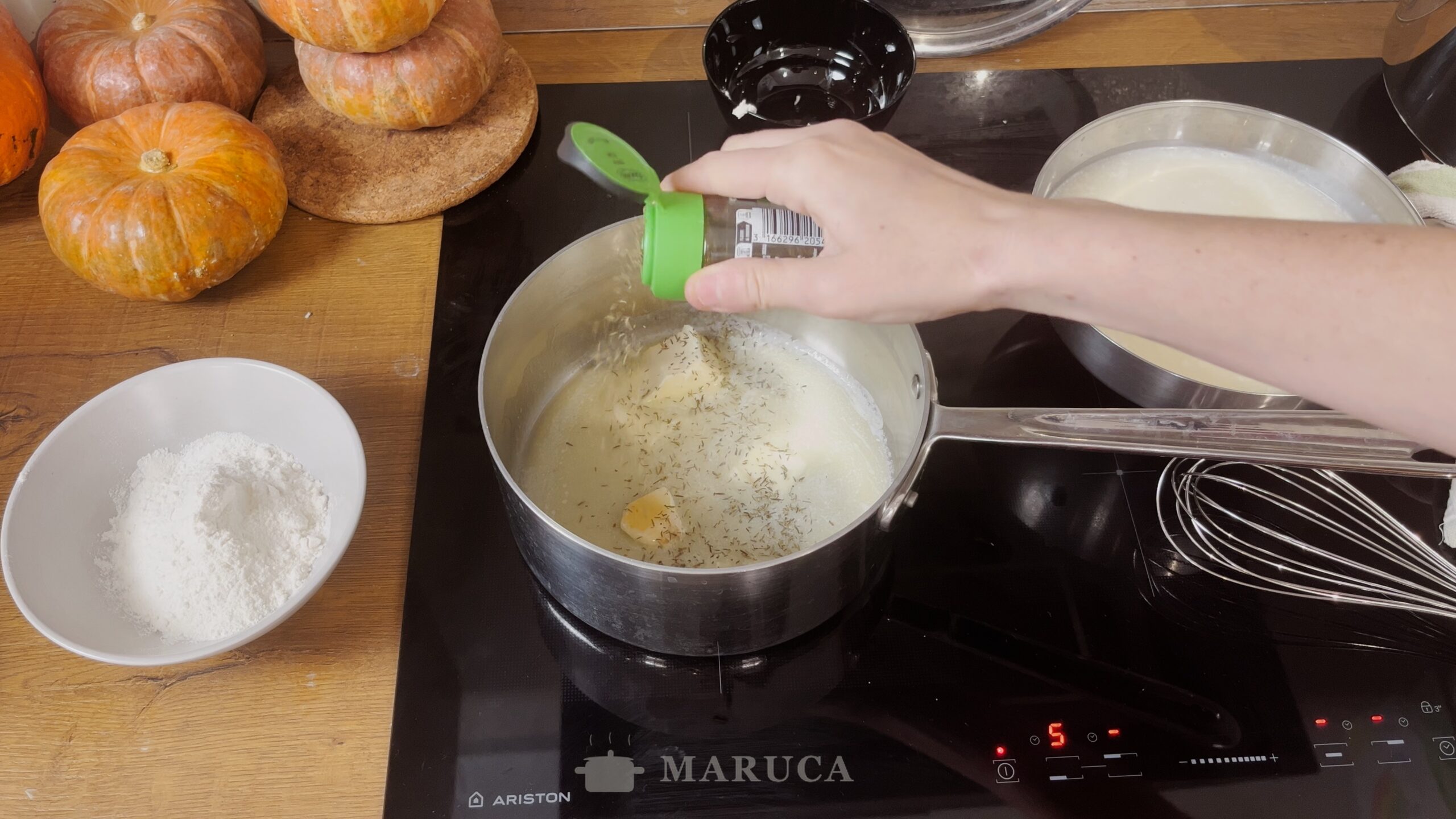 Condimentando la salsa blanca