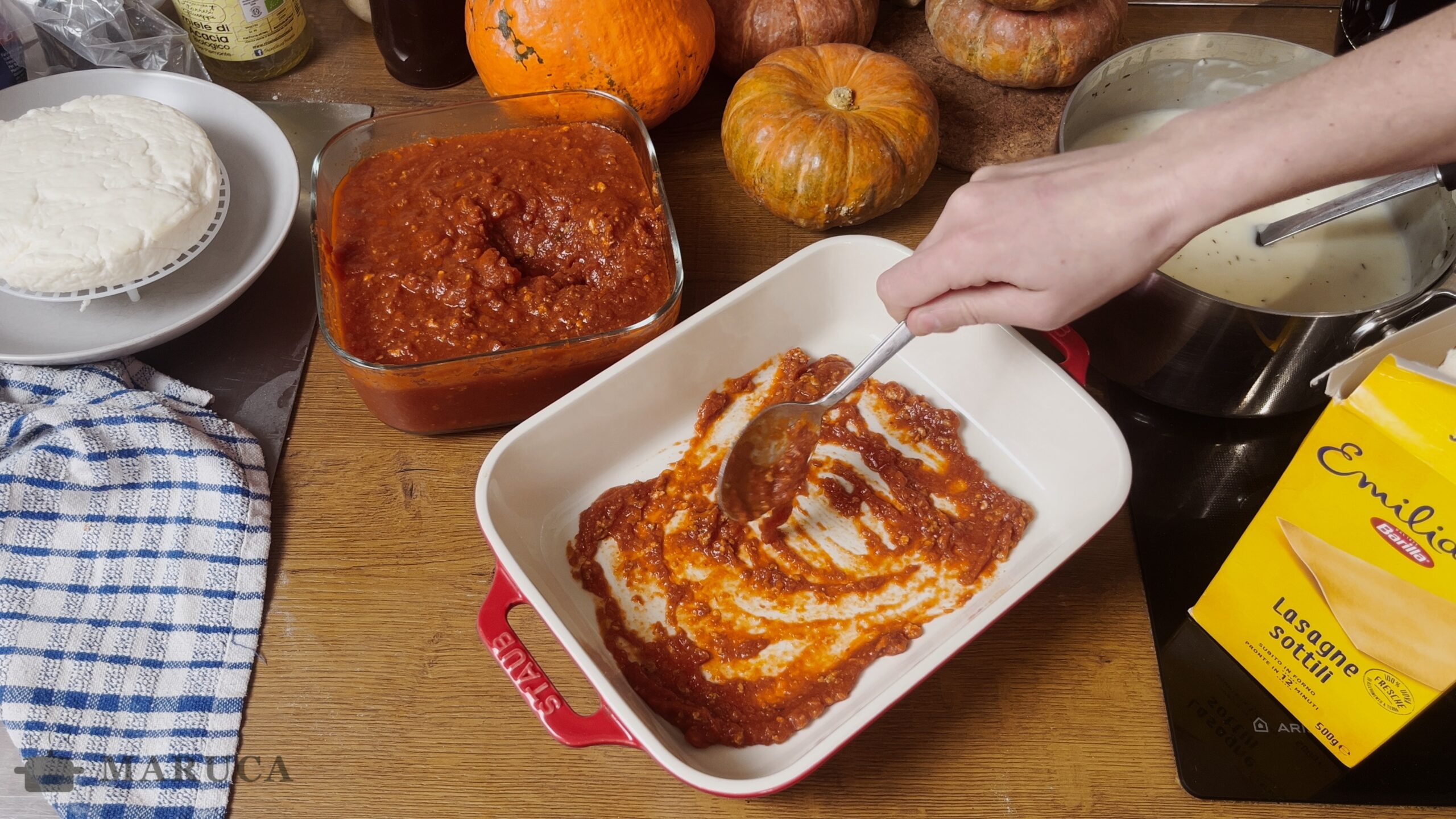 Armando la lasagna con salsa blanca de suero