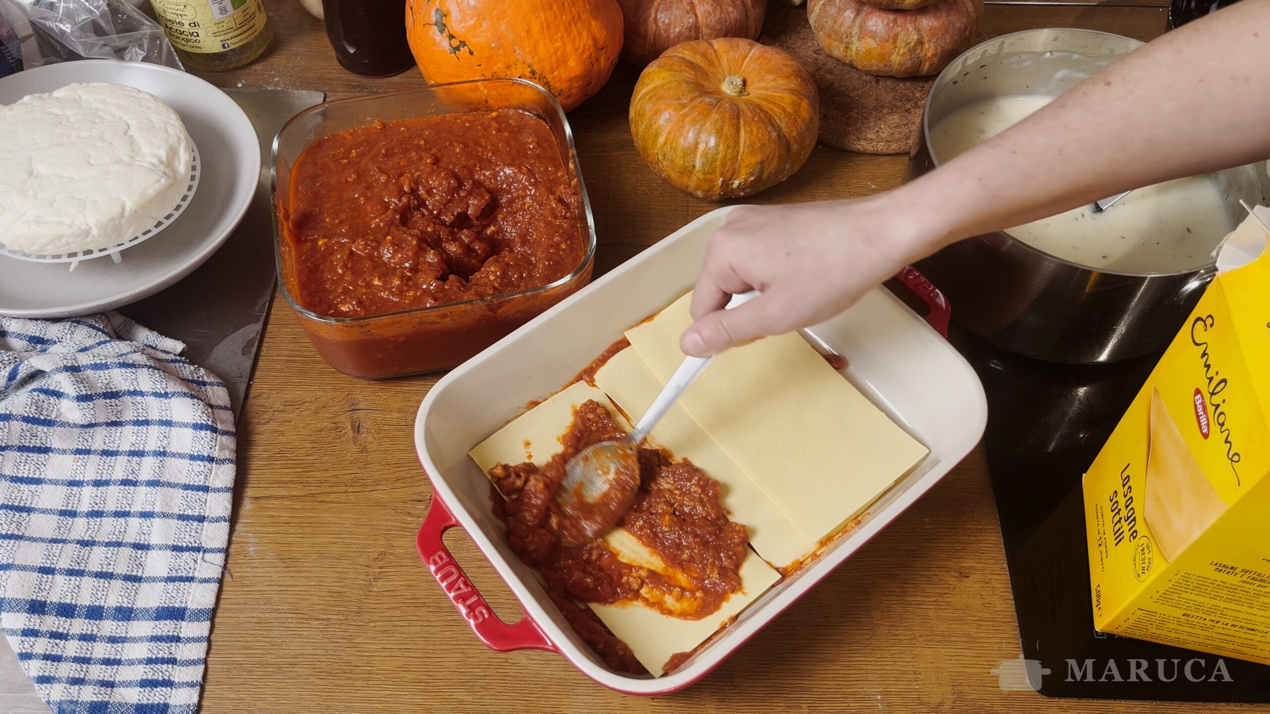 Armando la lasagna con salsa blanca de suero