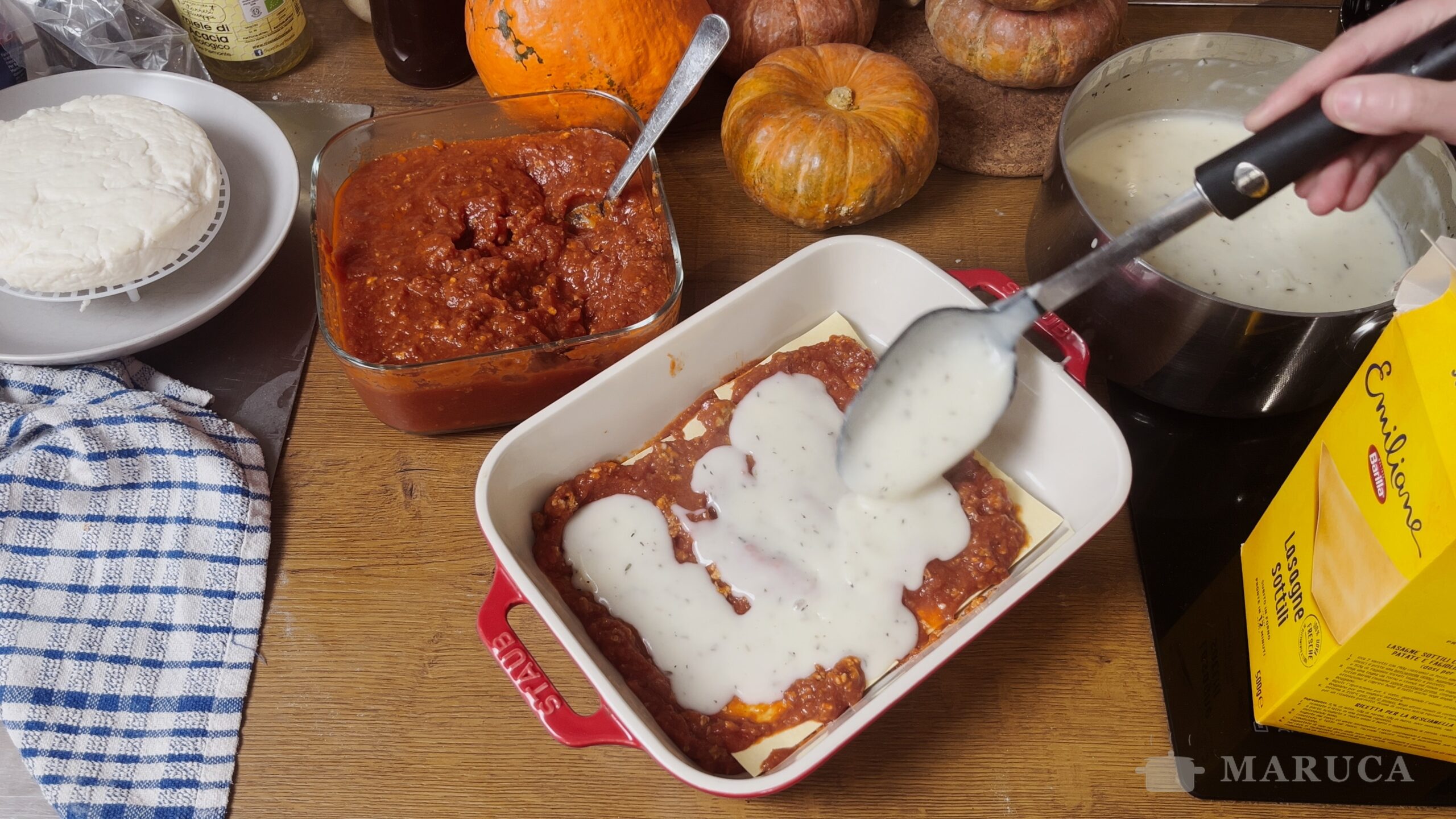 Armando la lasagna con salsa blanca de suero