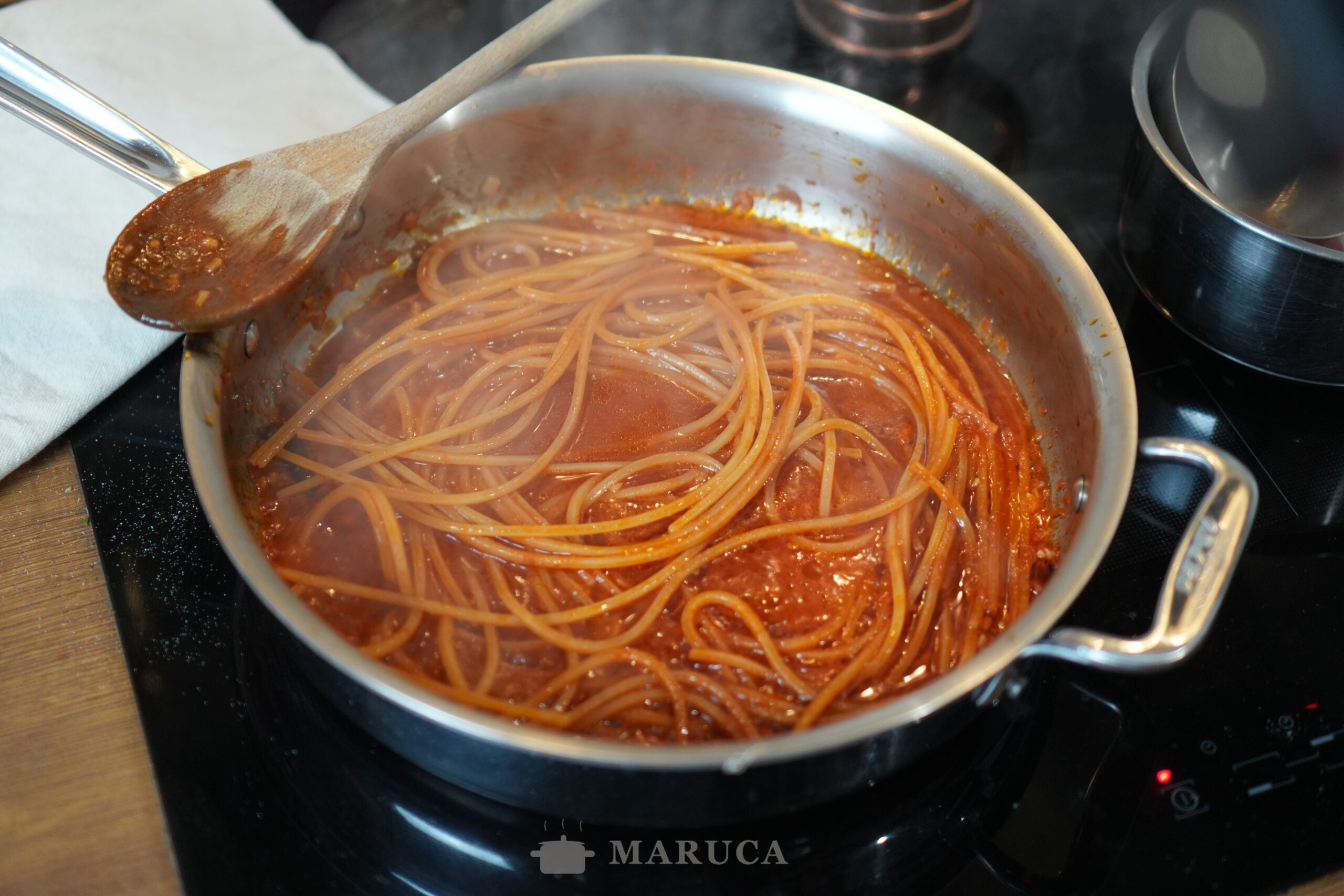 Cocinando la pasta all'Assassina