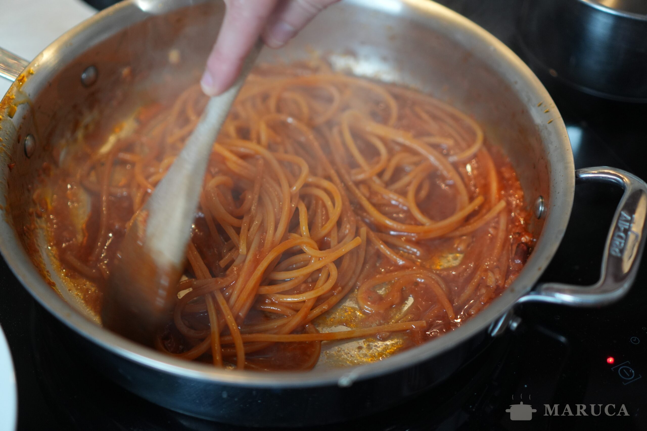 Cocinando la pasta all'Assassina