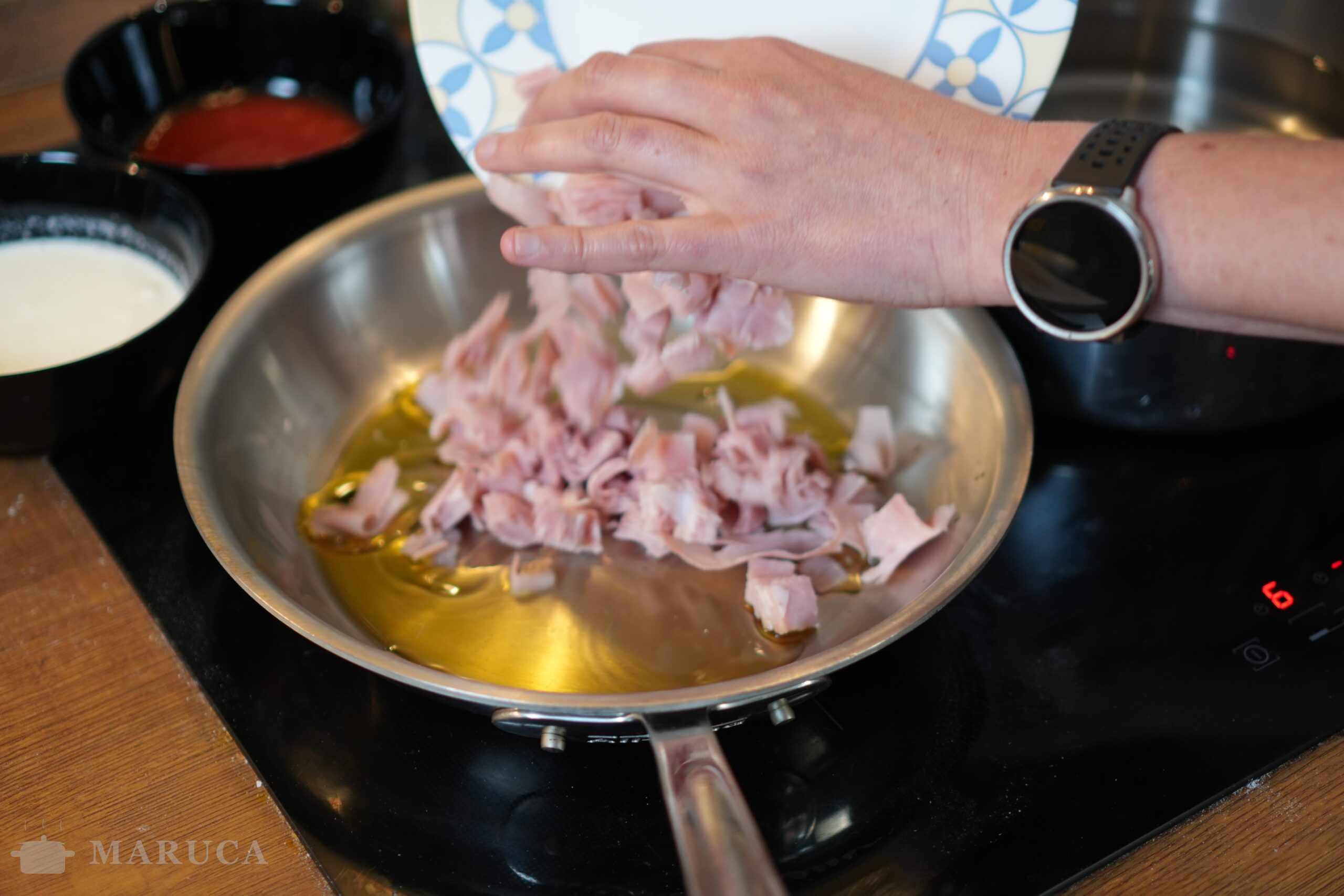 Pasta al Baffo: Receta Italiana con Jamón y Salsa de Tomate
