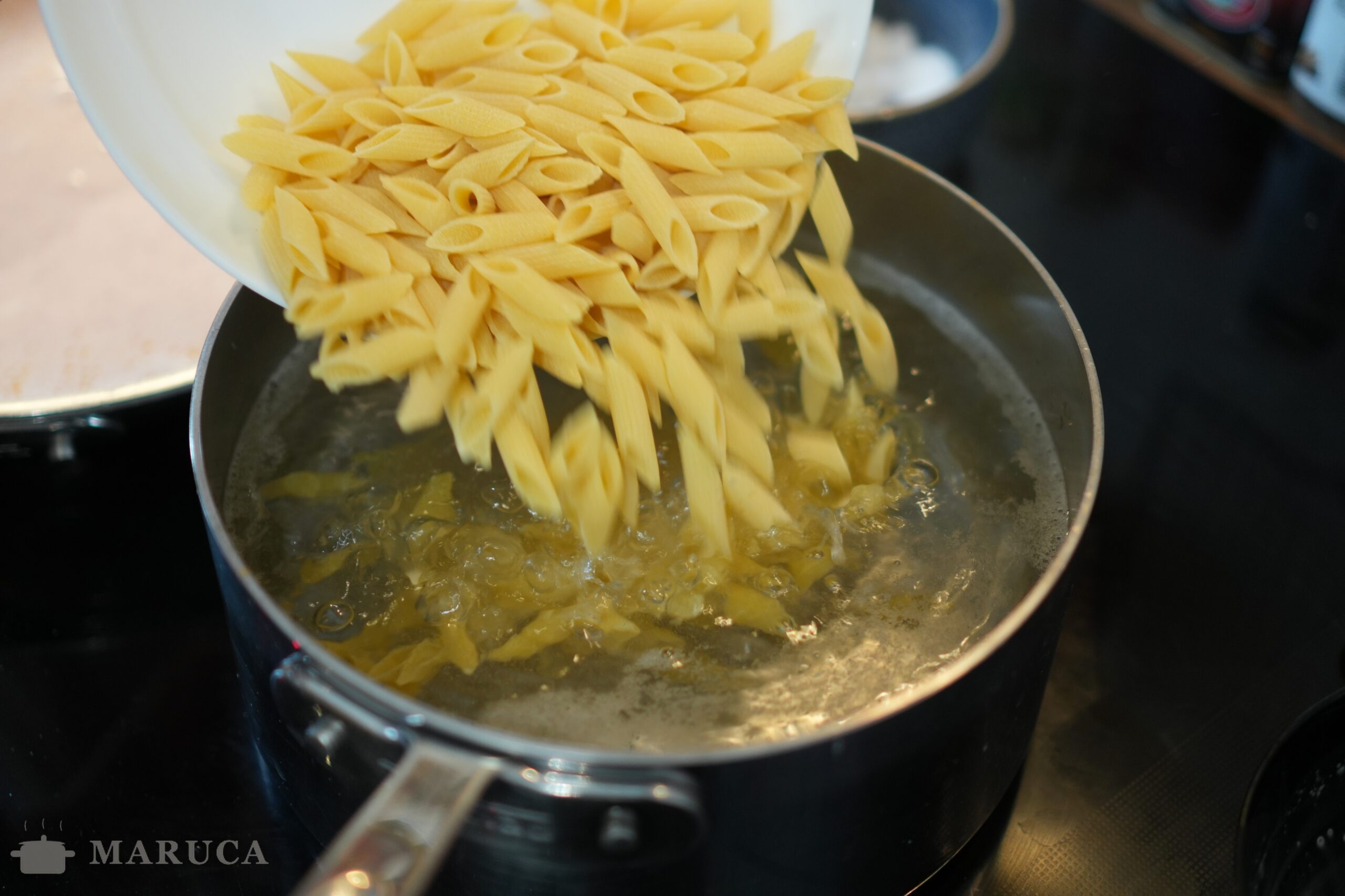 Pasta al Baffo: Receta Italiana con Jamón y Salsa de Tomate