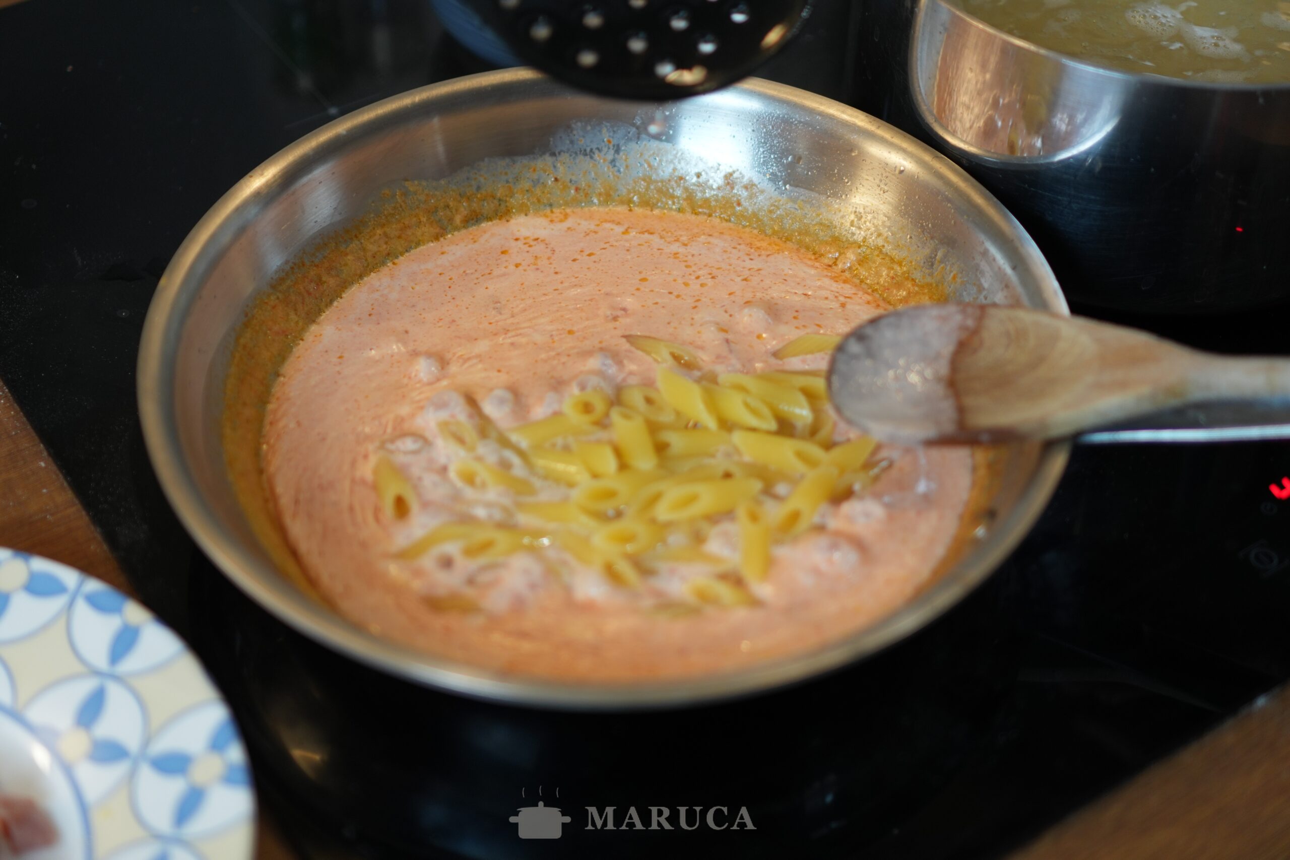 Pasta al Baffo: Receta Italiana con Jamón y Salsa de Tomate