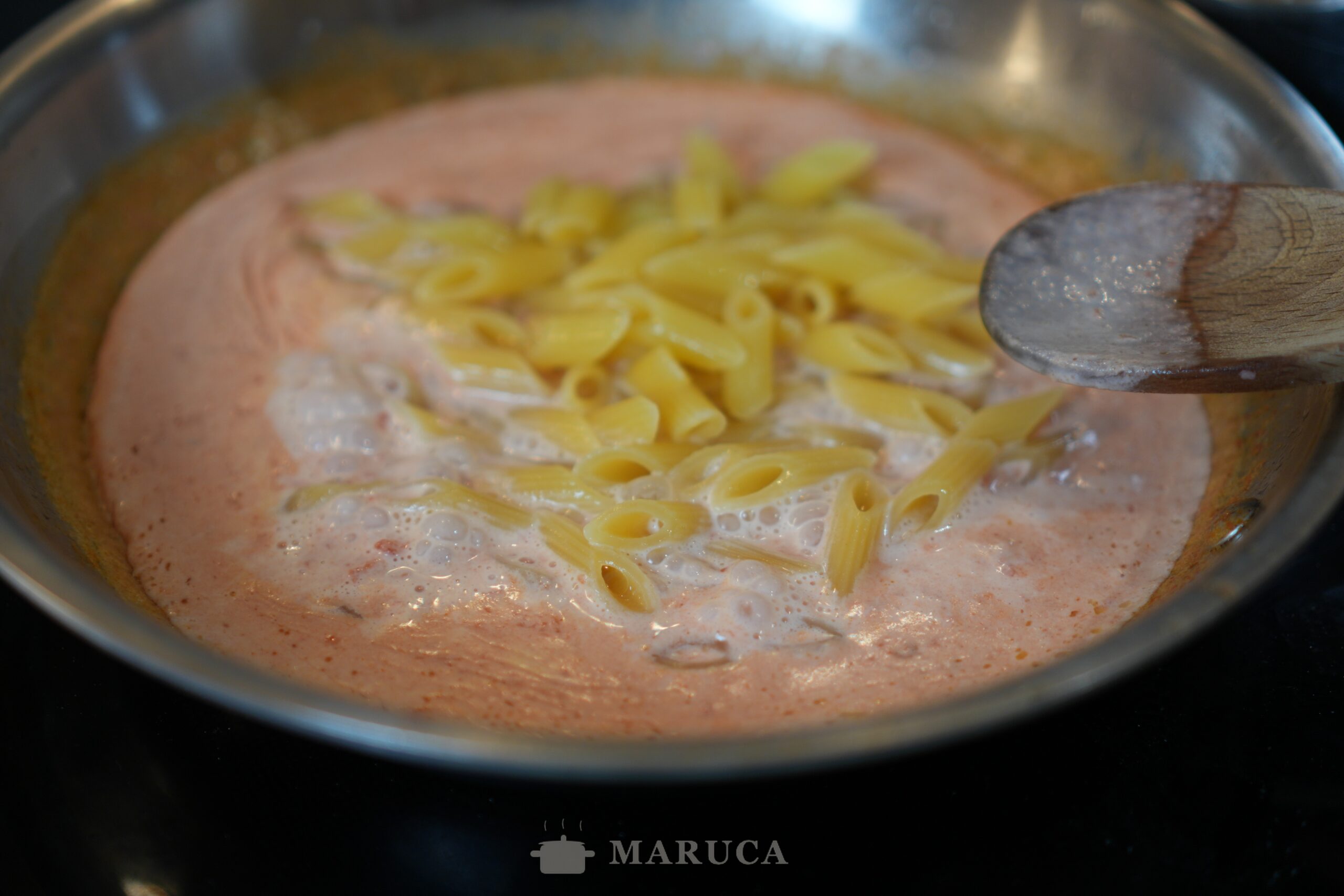 Pasta al Baffo: Receta Italiana con Jamón y Salsa de Tomate