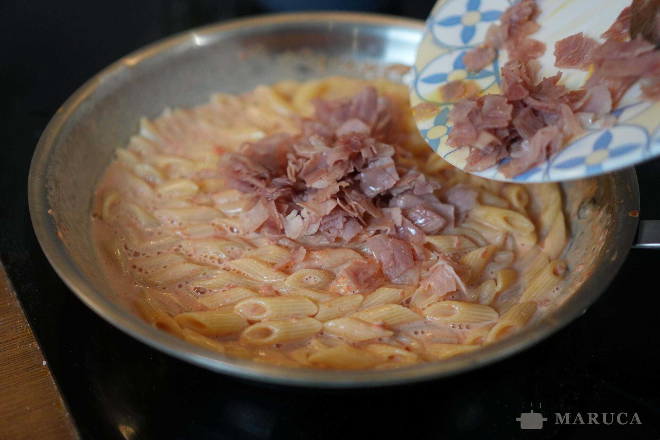 Pasta al Baffo: Receta Italiana con Jamón y Salsa de Tomate
