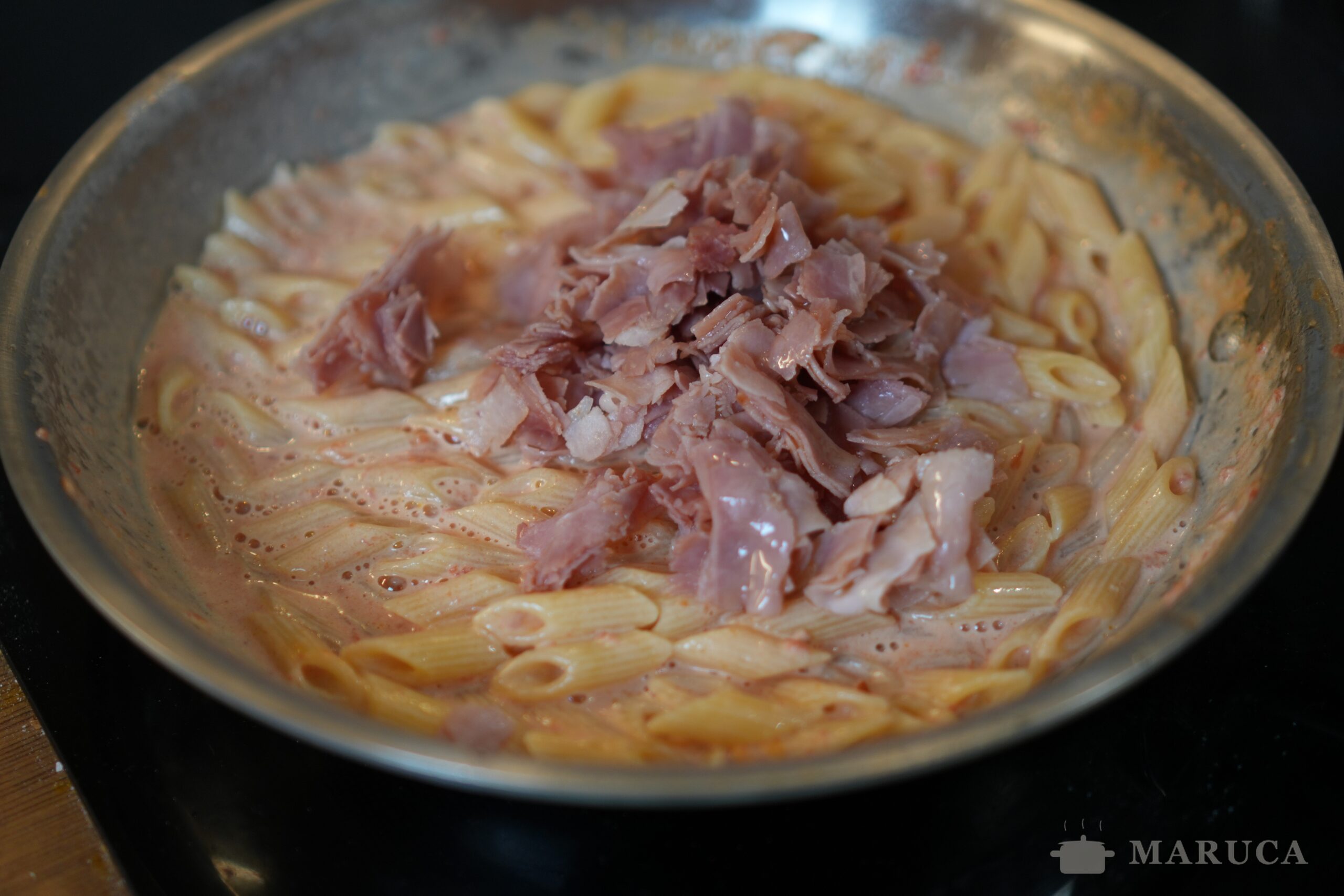 Pasta al Baffo: Receta Italiana con Jamón y Salsa de Tomate