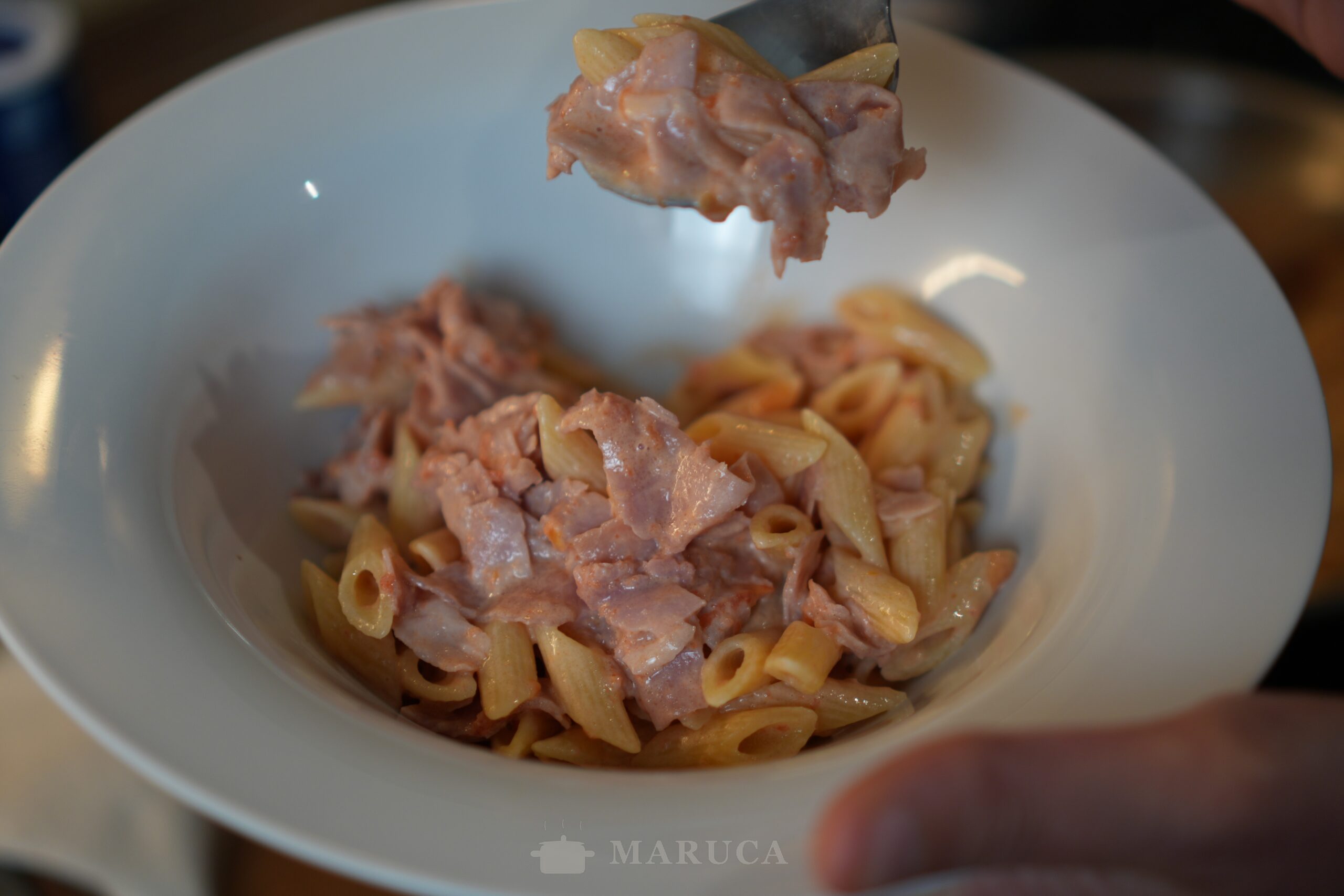 Pasta al Baffo: Receta Italiana con Jamón y Salsa de Tomate