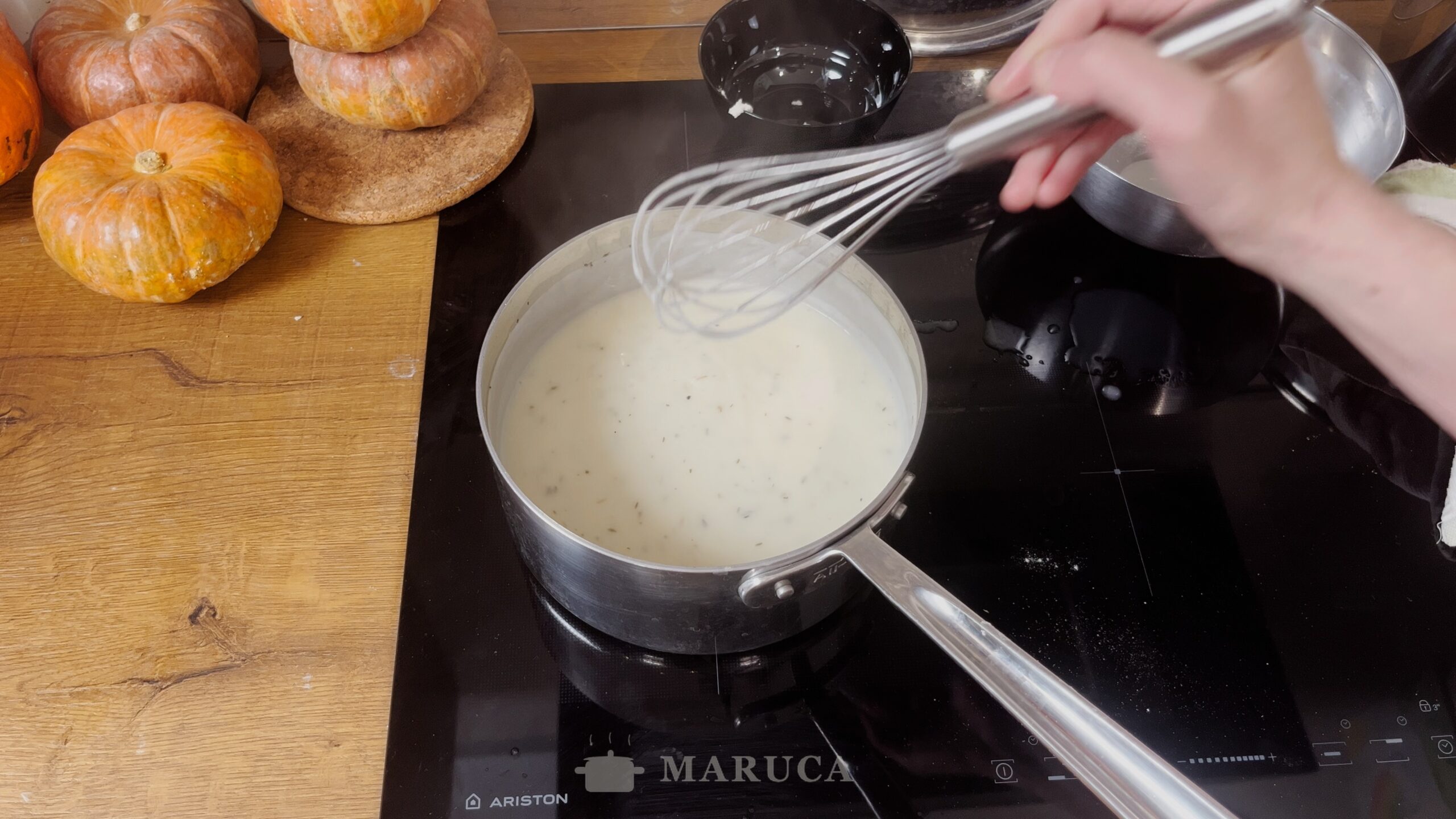 Mezclando la salsa blanca con suero