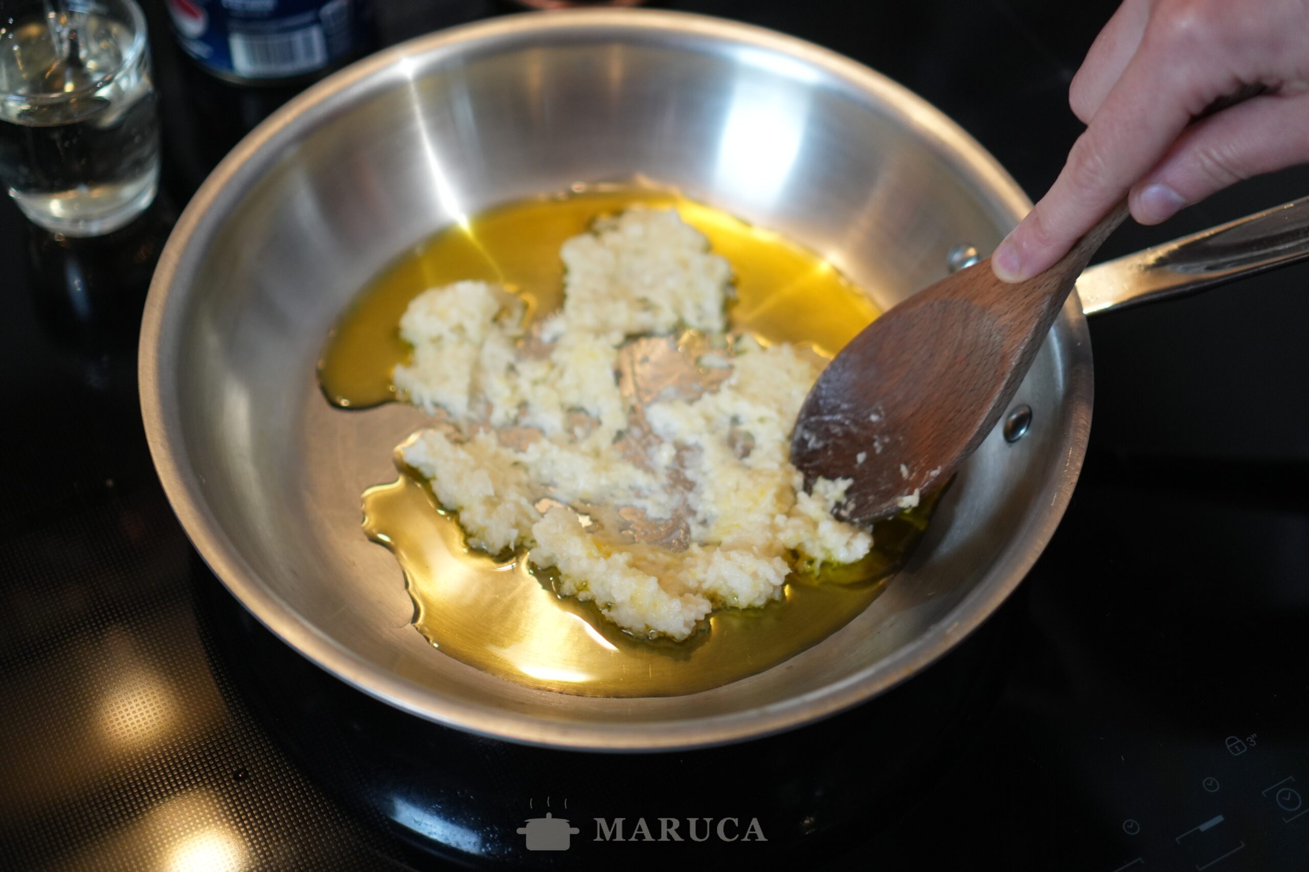 Cocinando el aglione en la padella