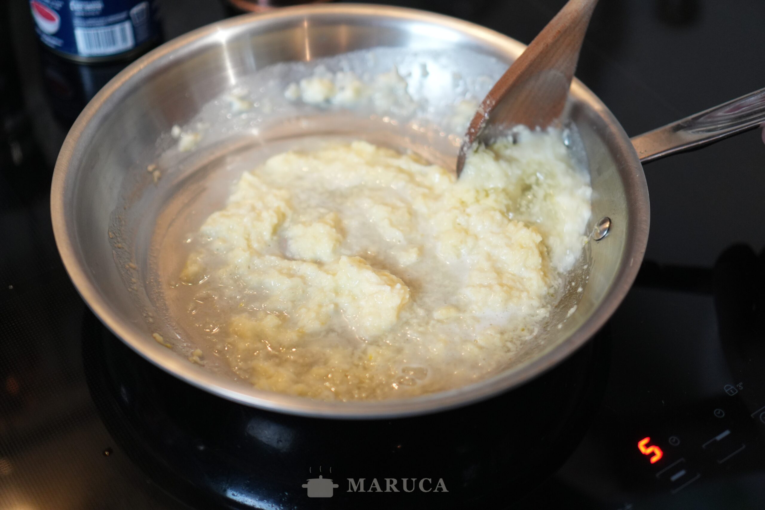 Cocinando el aglione en la padella