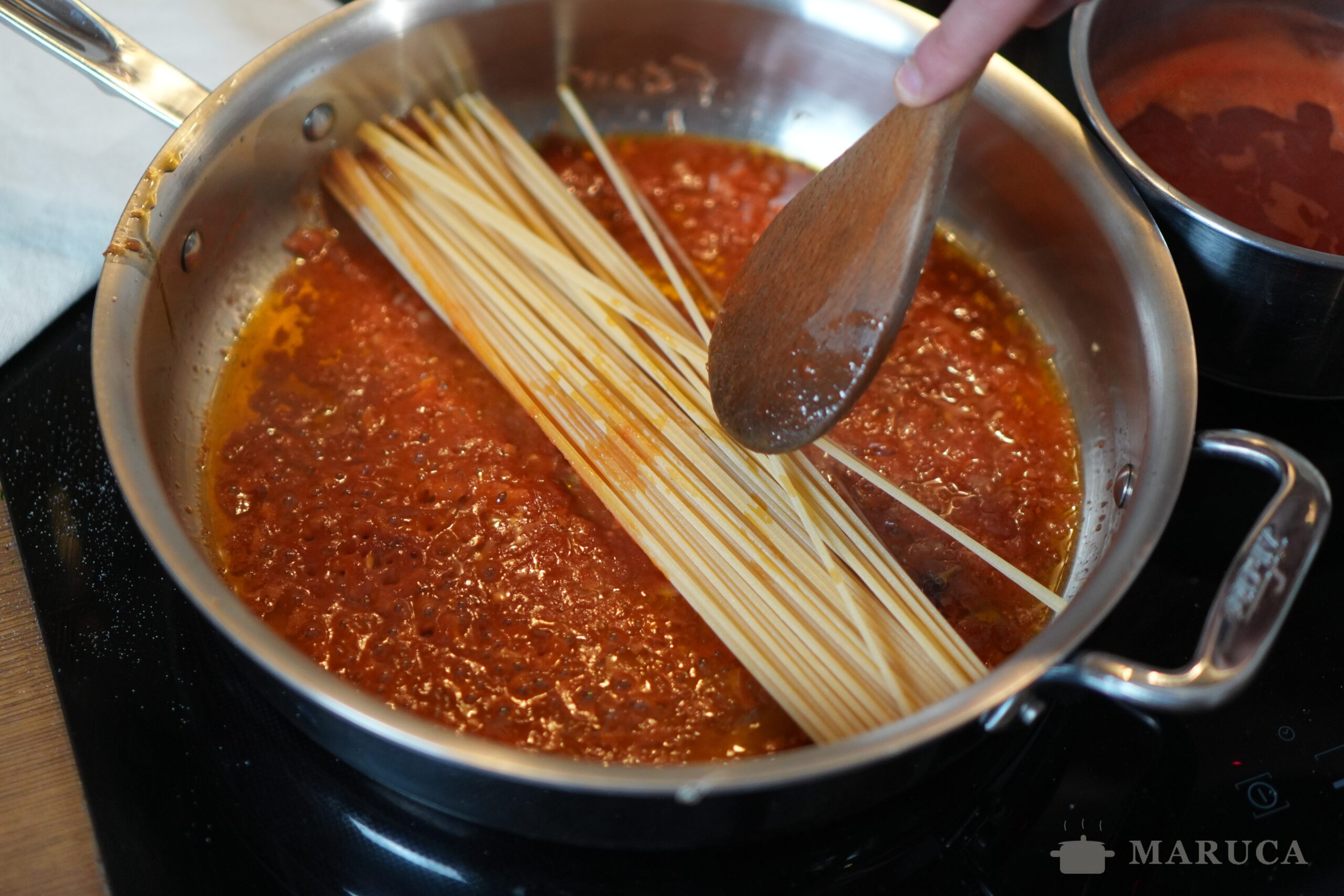 Pasta risottando en la padella