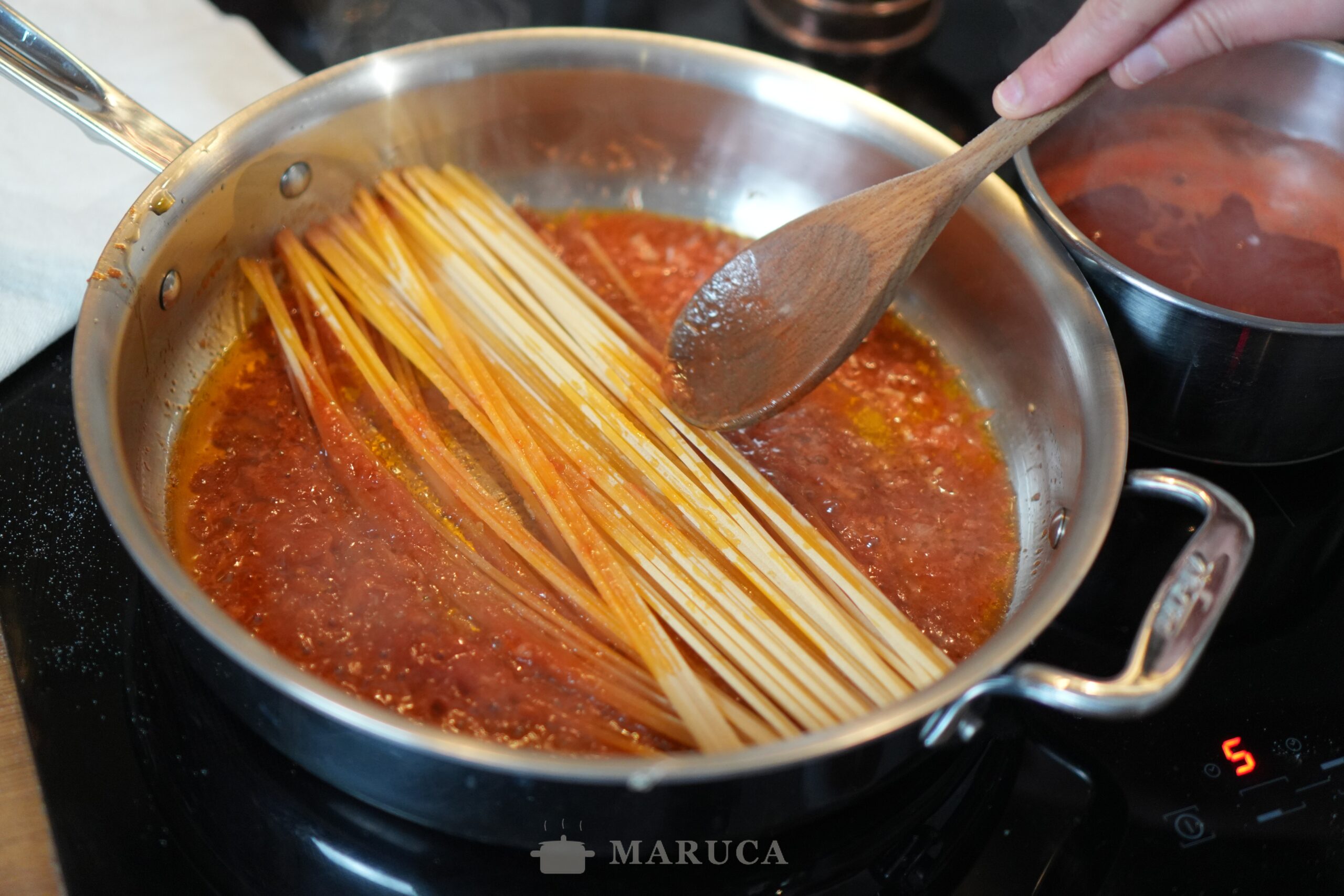 Pasta risottando en la padella