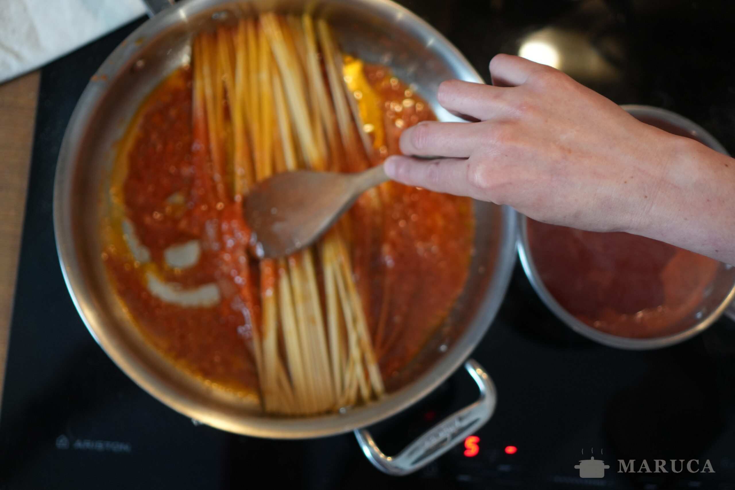 Pasta risottando en la padella