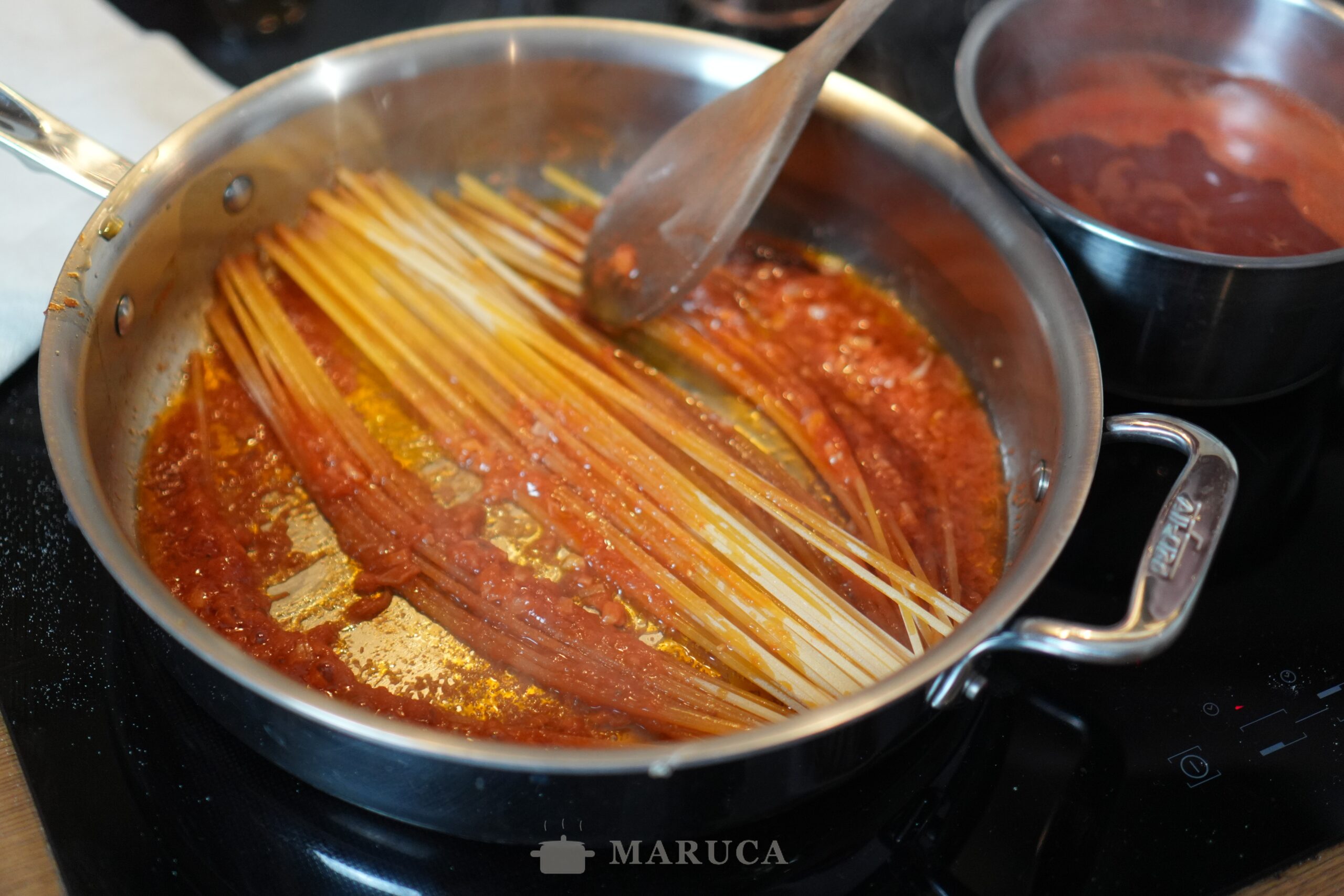 Pasta risottando en la padella